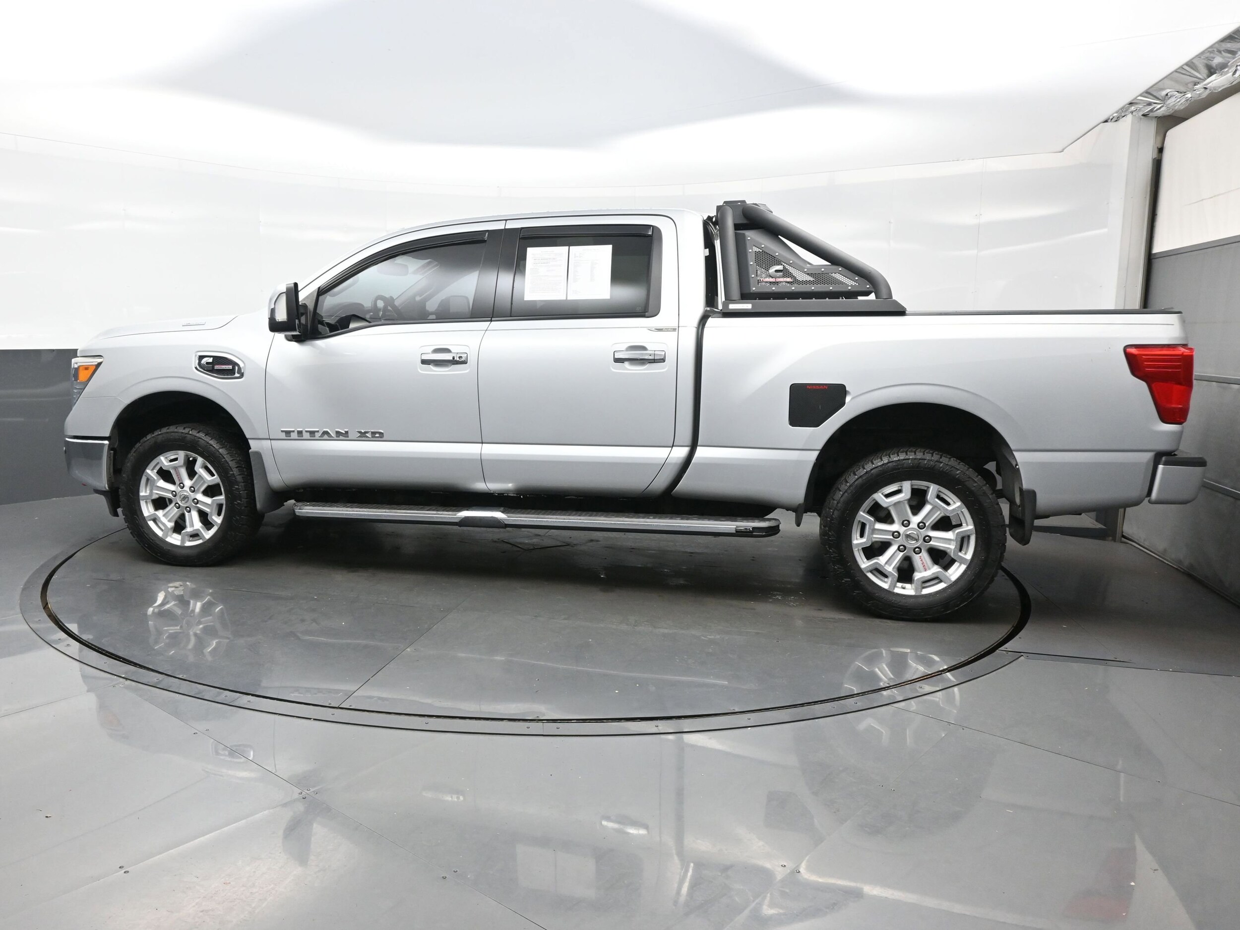 2016 Nissan Titan SL photo 3