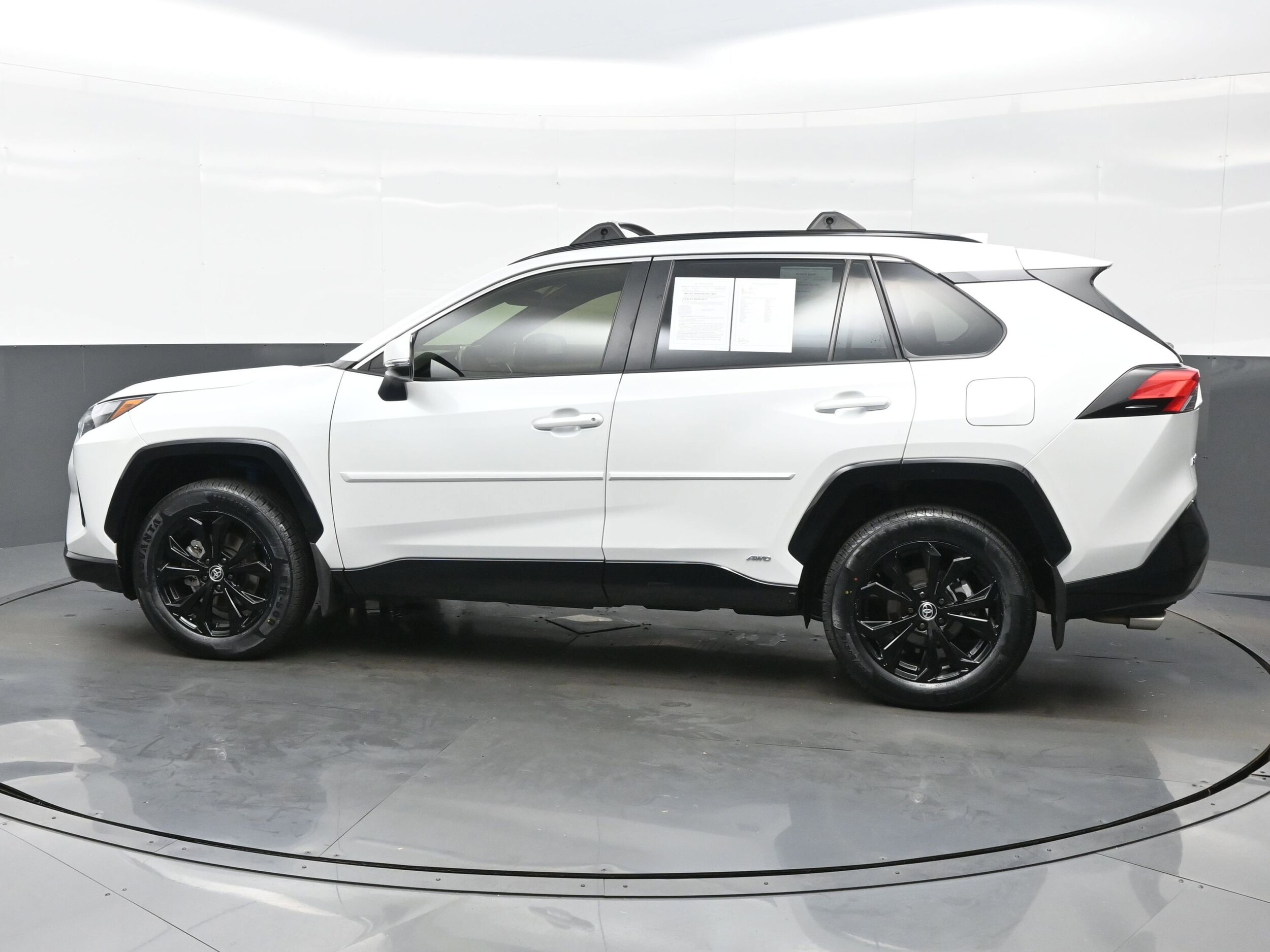 2023 Toyota RAV4 Hybrid SE photo 3