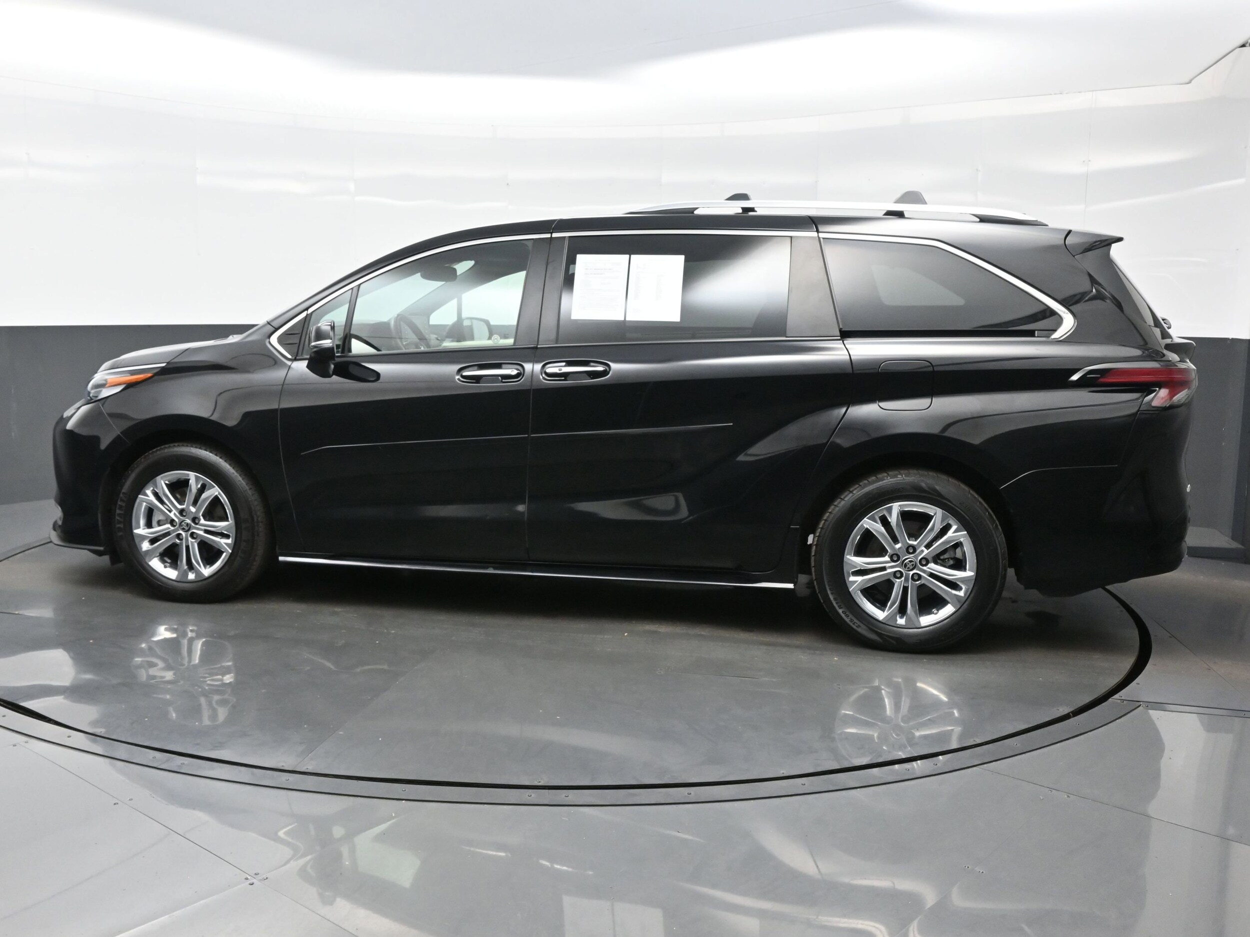 2022 Toyota Sienna Platinum photo 3