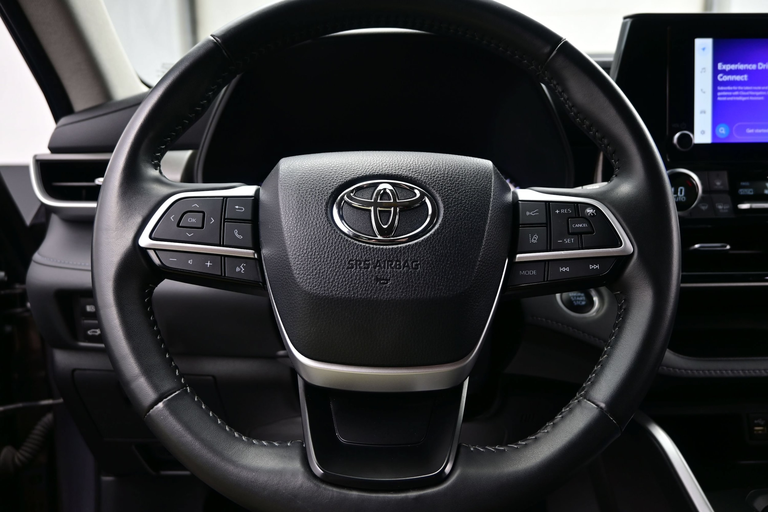 2024 Toyota Highlander LE - Photo 24