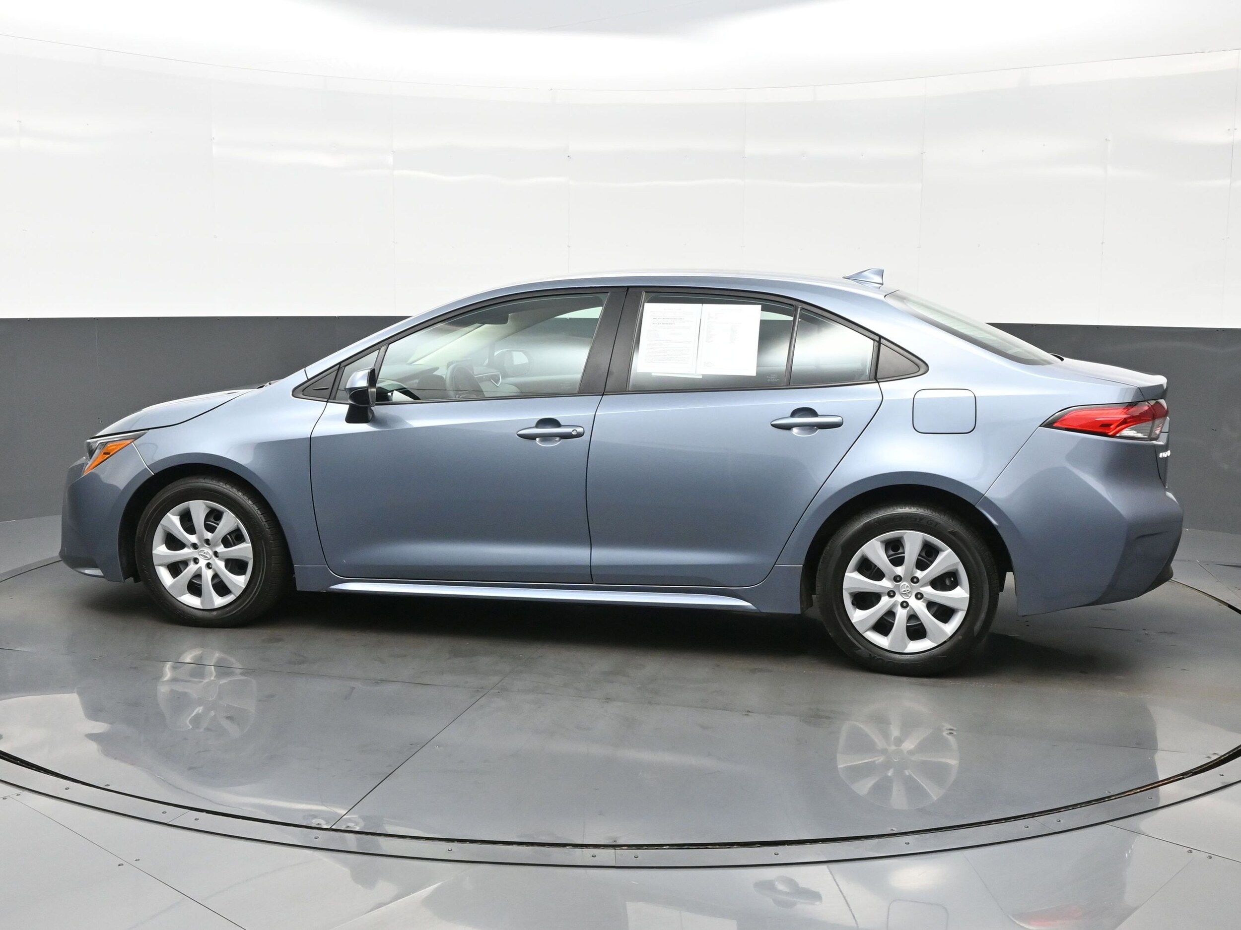 2023 Toyota Corolla LE photo 3