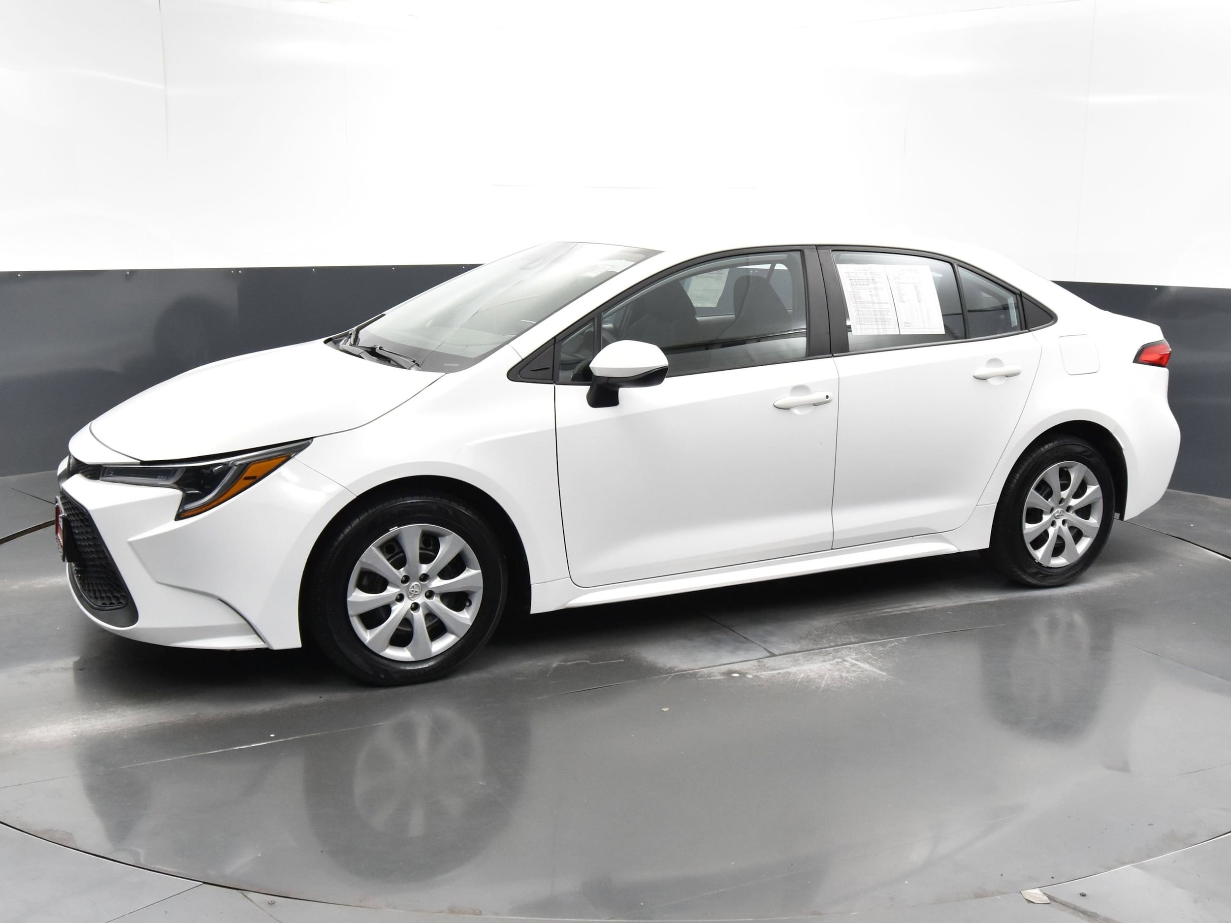 Used 2022 Toyota Corolla LE with VIN 5YFEPMAE3NP332997 for sale in Streamwood, IL