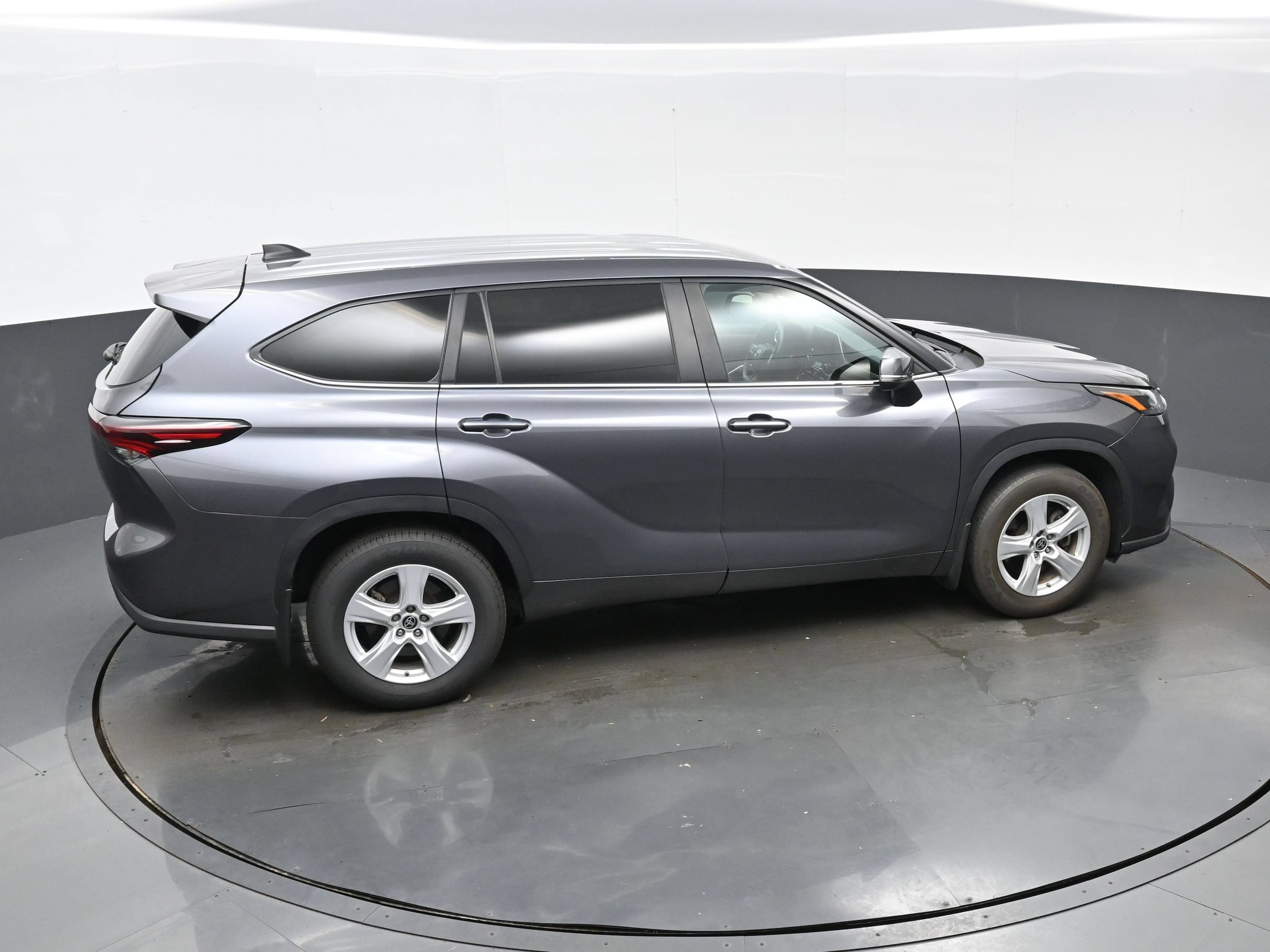 2024 Toyota Highlander LE - Photo 42
