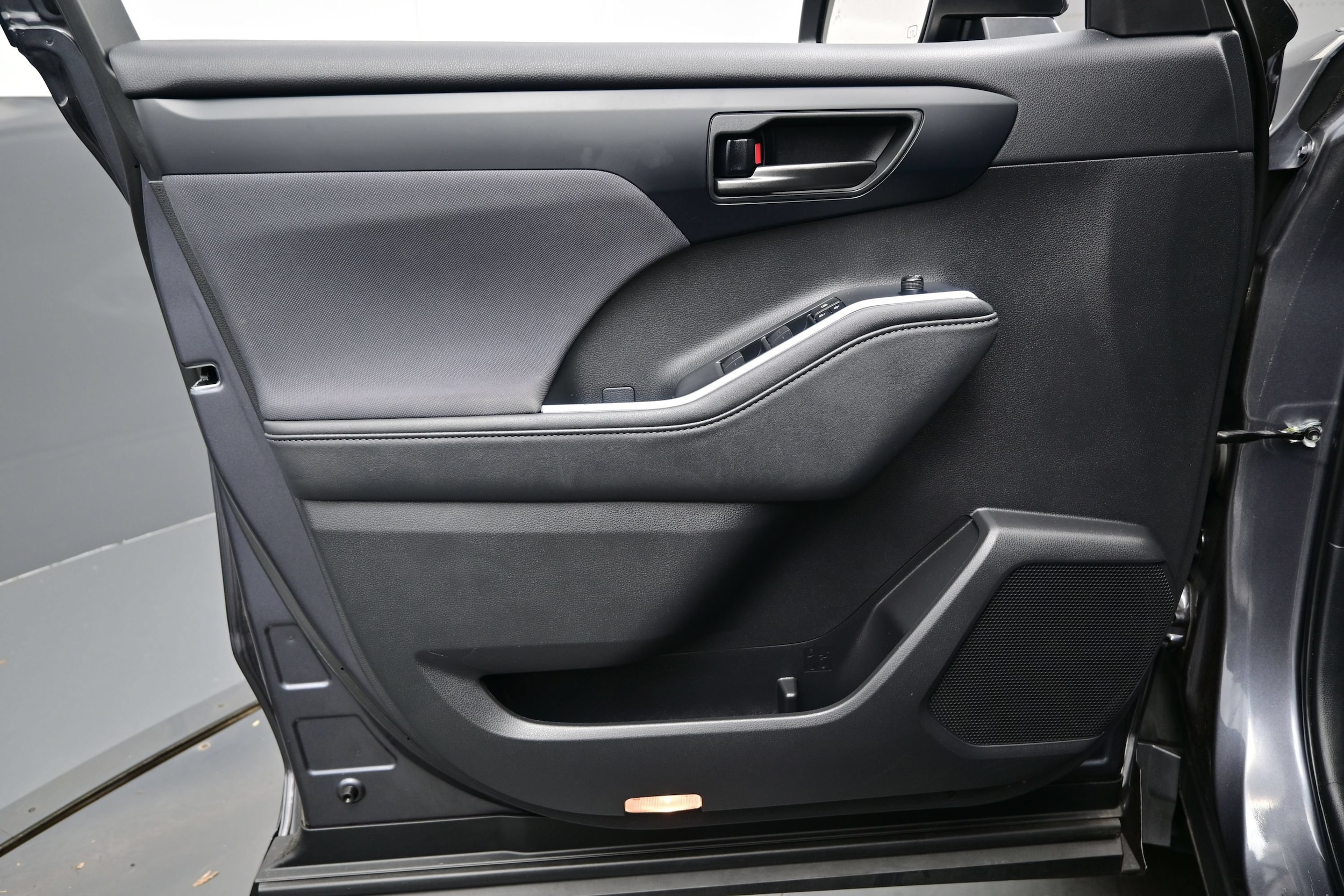 2024 Toyota Highlander LE - Photo 9