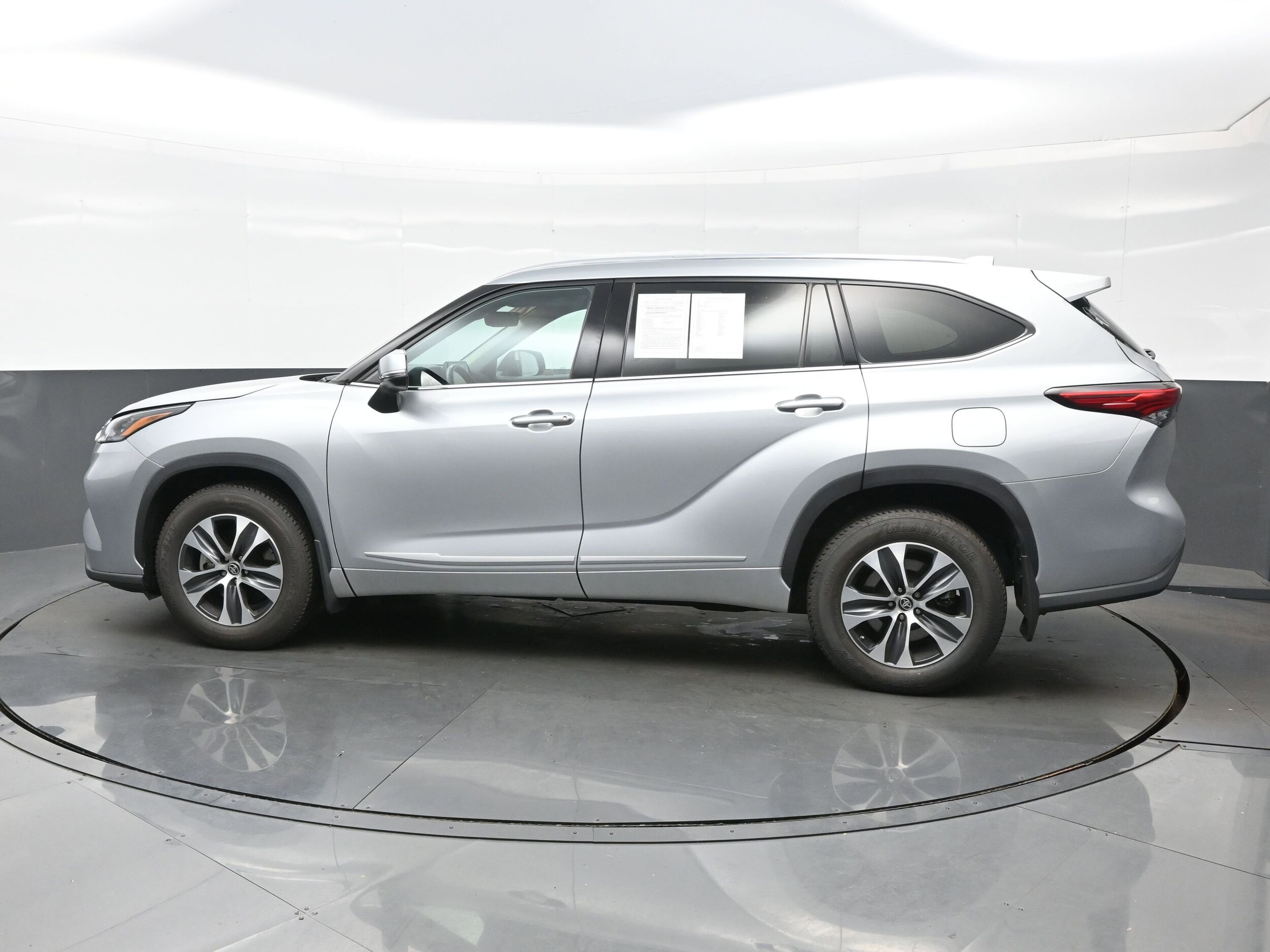 2020 Toyota Highlander XLE photo 3