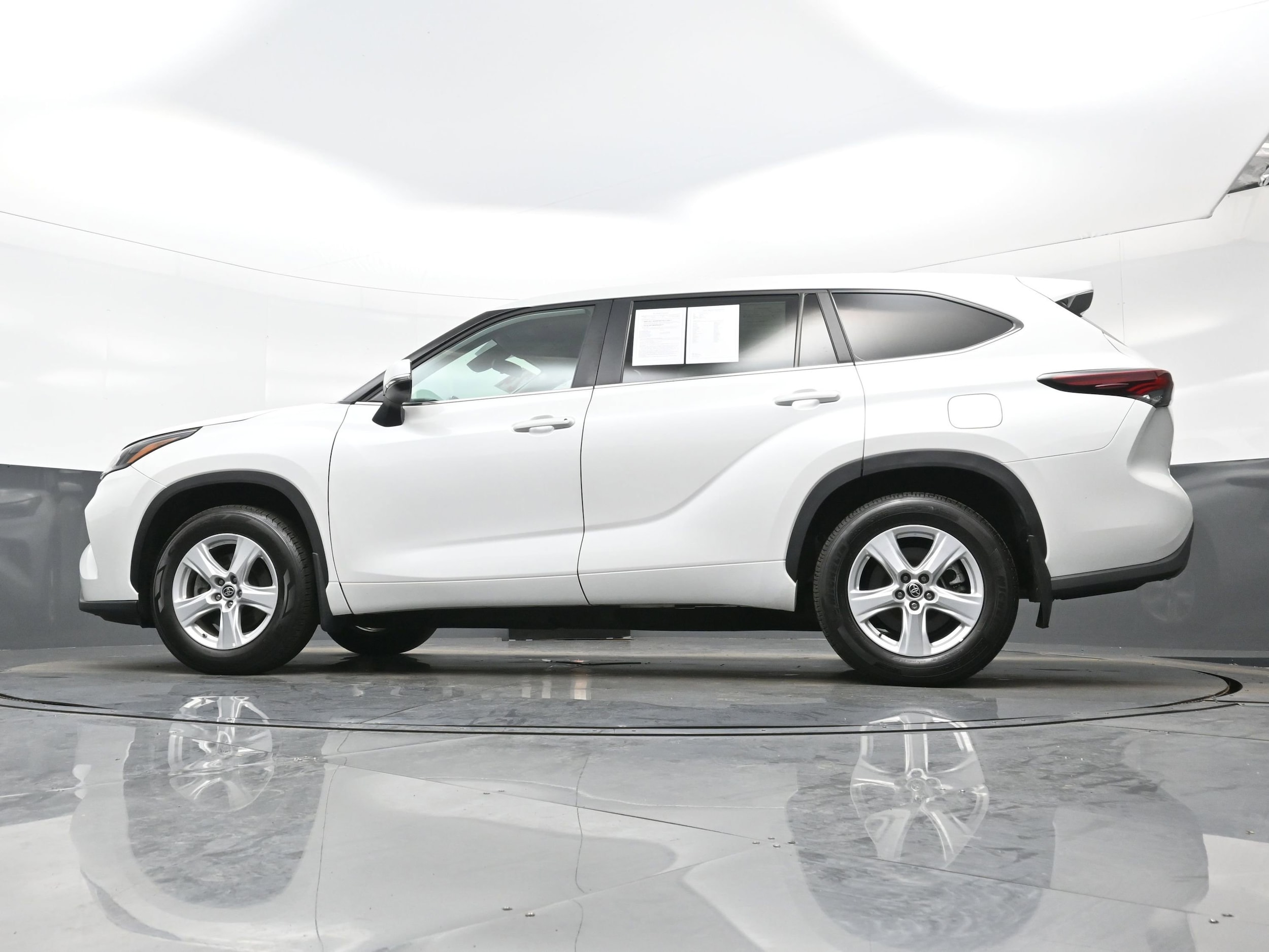 2024 Toyota Highlander LE - Photo 29