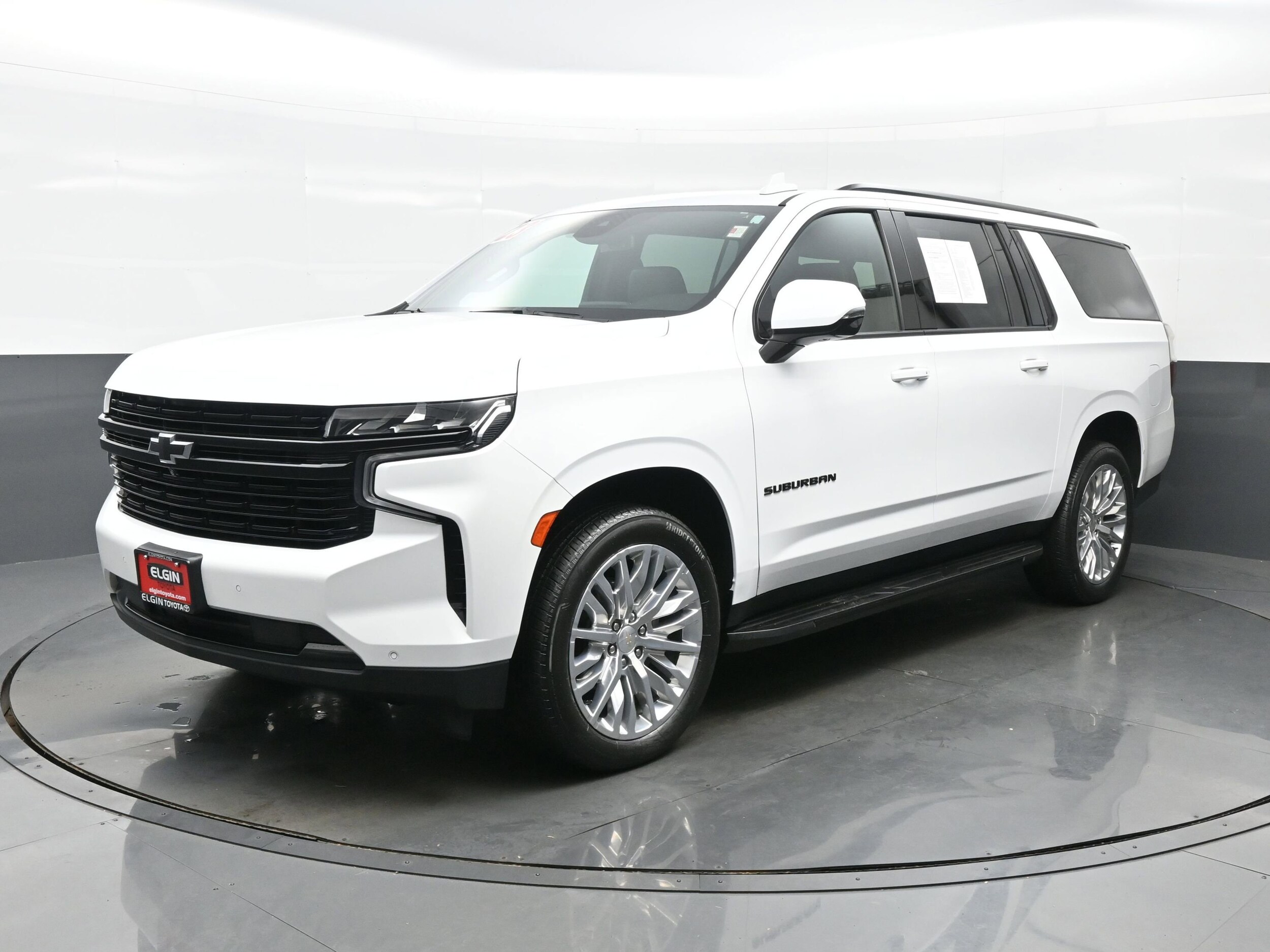 2023 Chevrolet Suburban RST photo 2