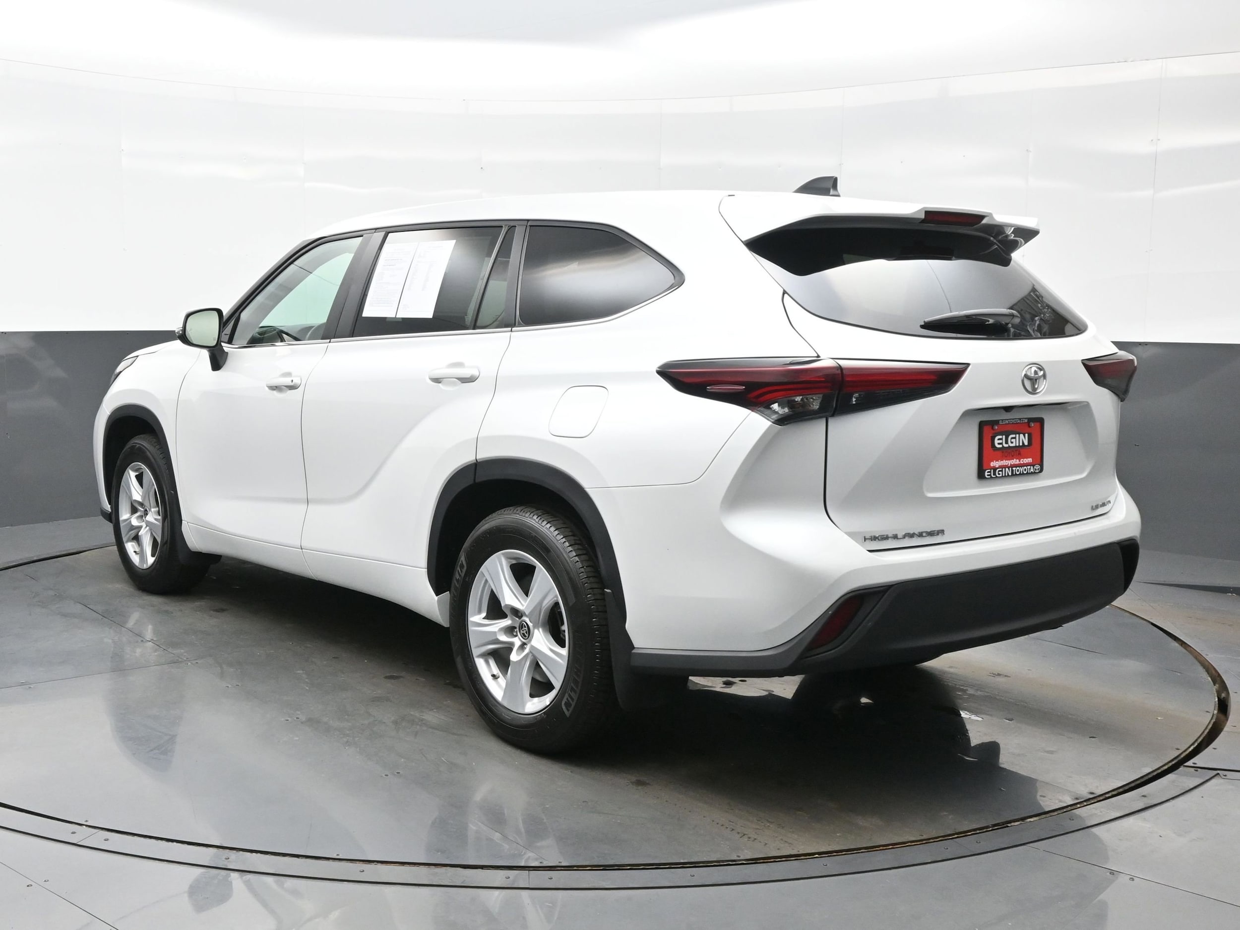 2024 Toyota Highlander LE - Photo 4