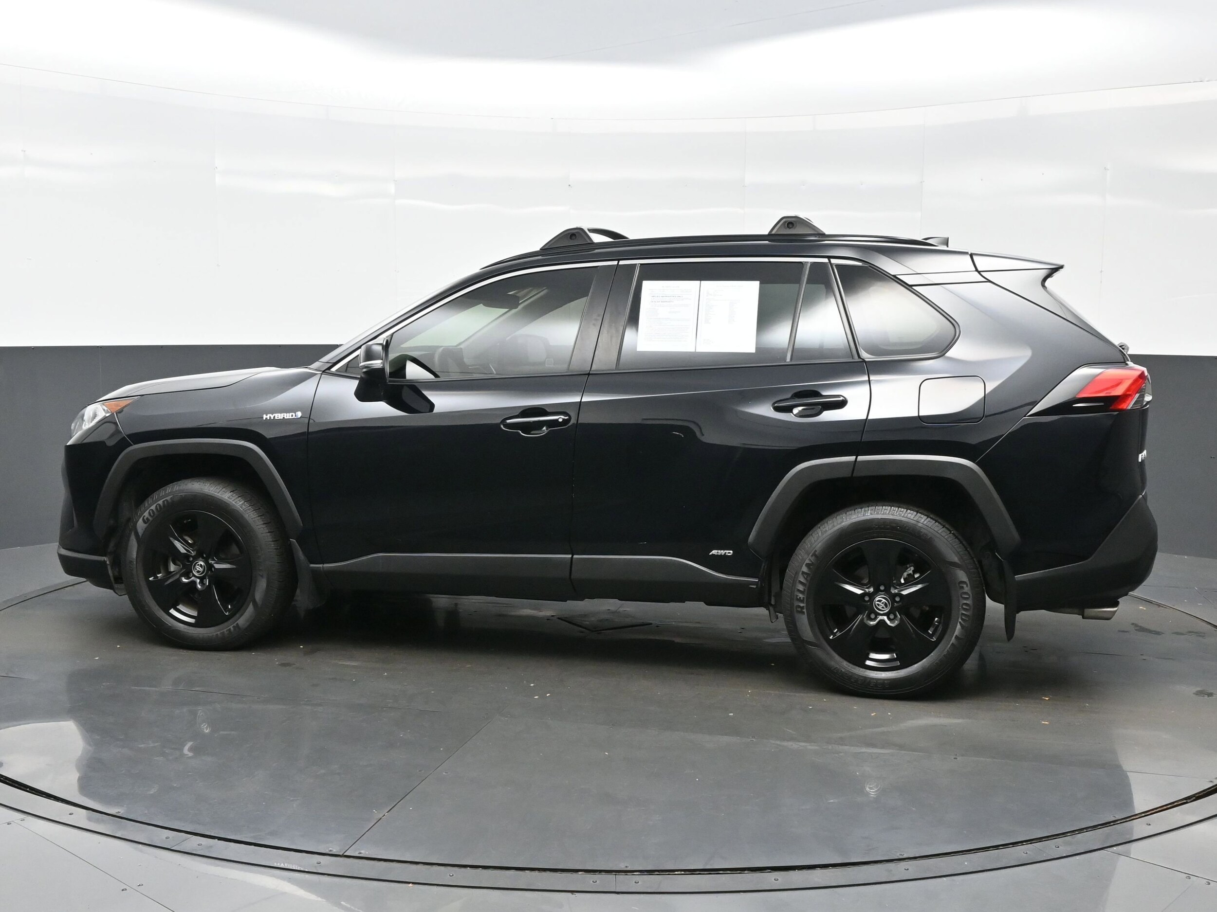 2021 Toyota RAV4 Hybrid XLE photo 2