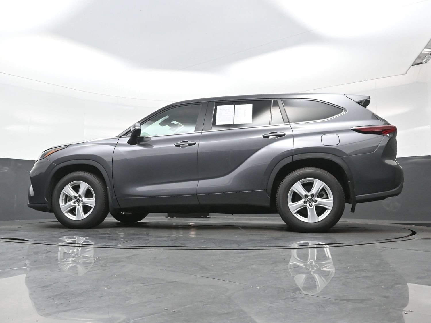 2024 Toyota Highlander LE - Photo 30