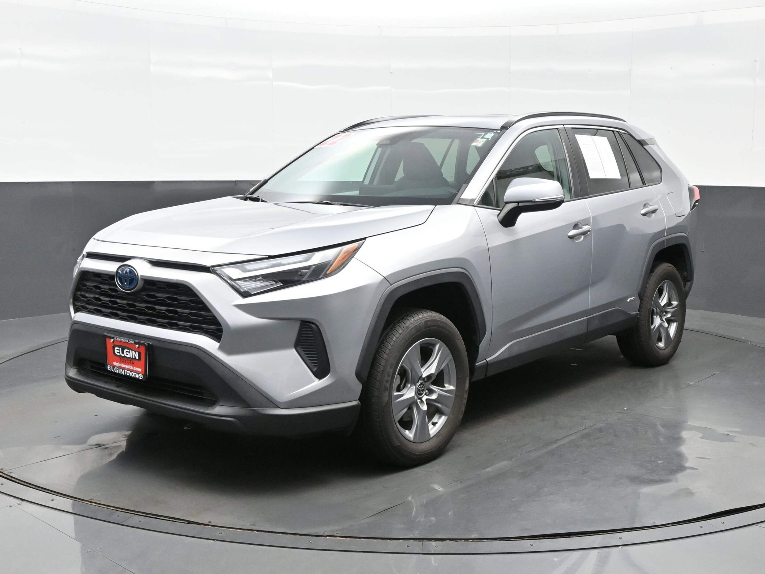 2022 Toyota RAV4 Hybrid XLE photo 2