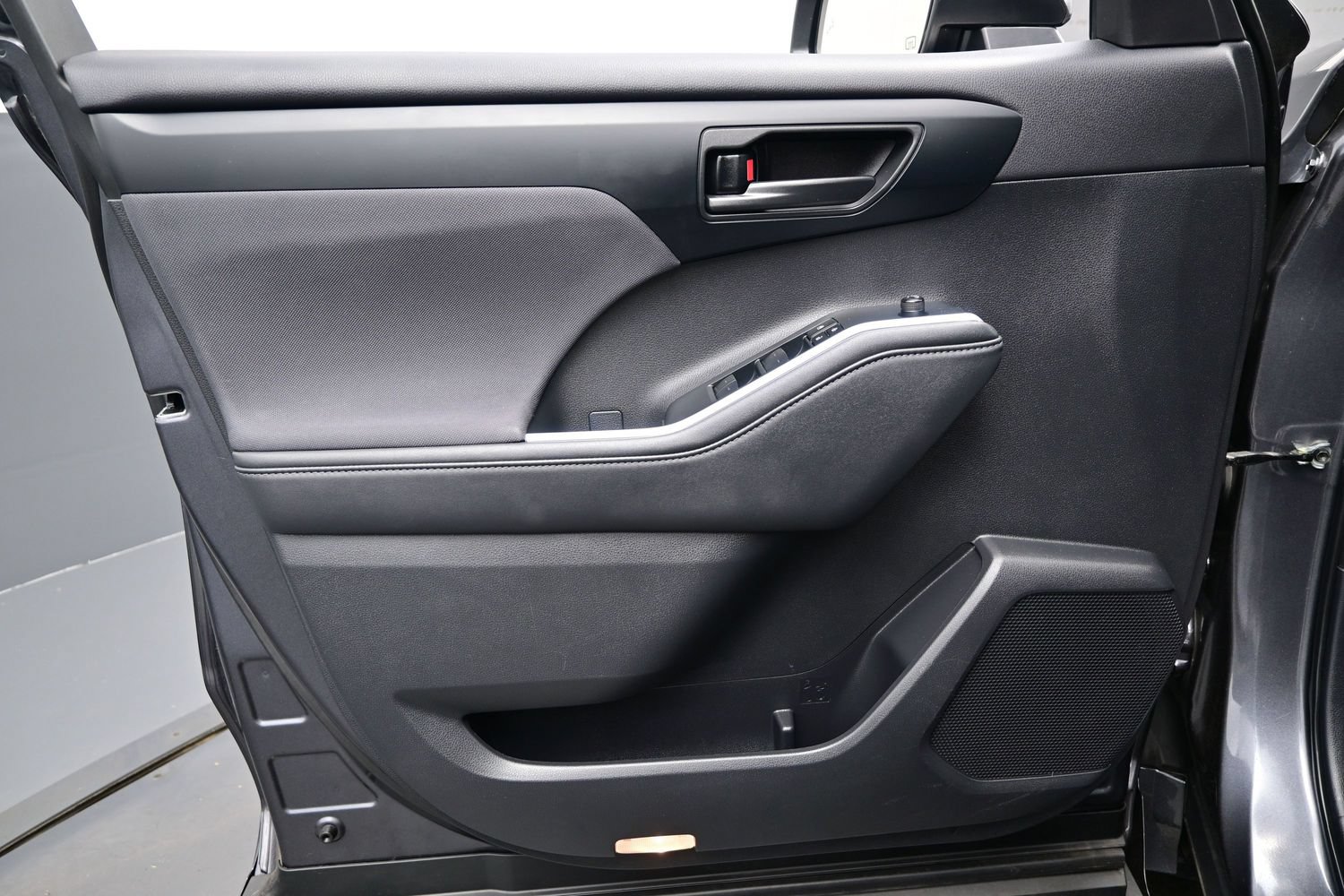 2024 Toyota Highlander LE - Photo 9