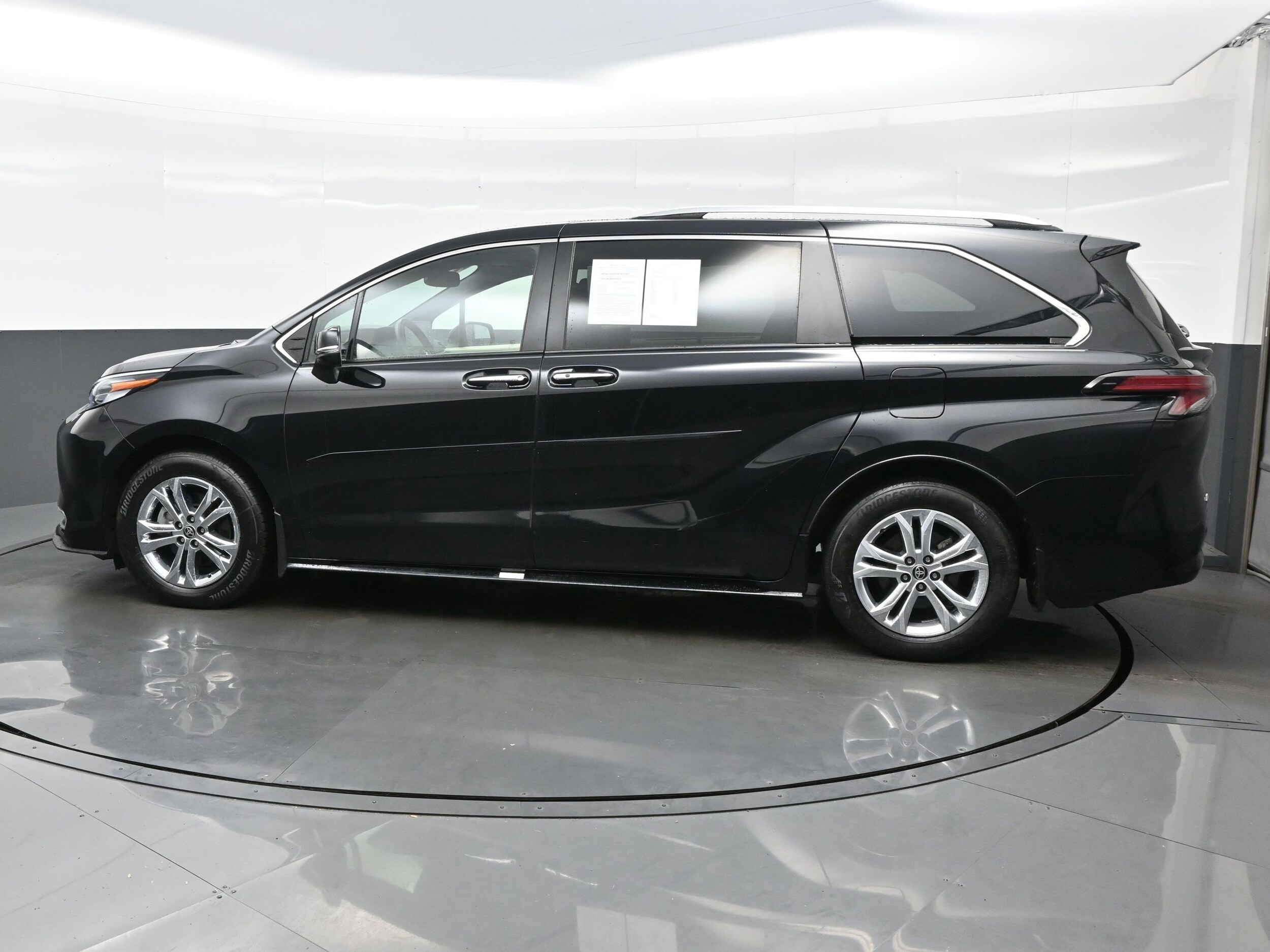 2022 Toyota Sienna Platinum photo 3