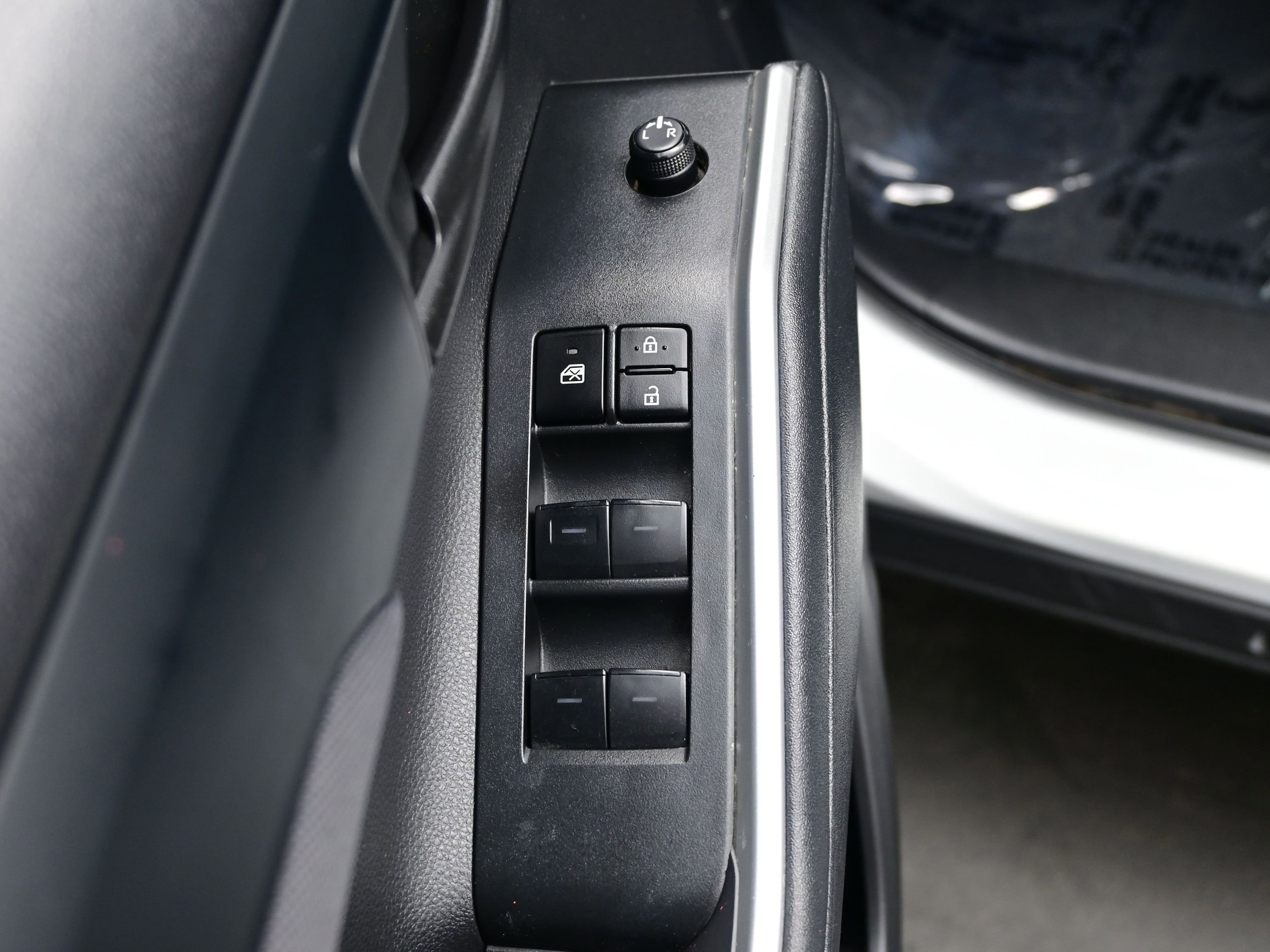2024 Toyota Highlander LE - Photo 10
