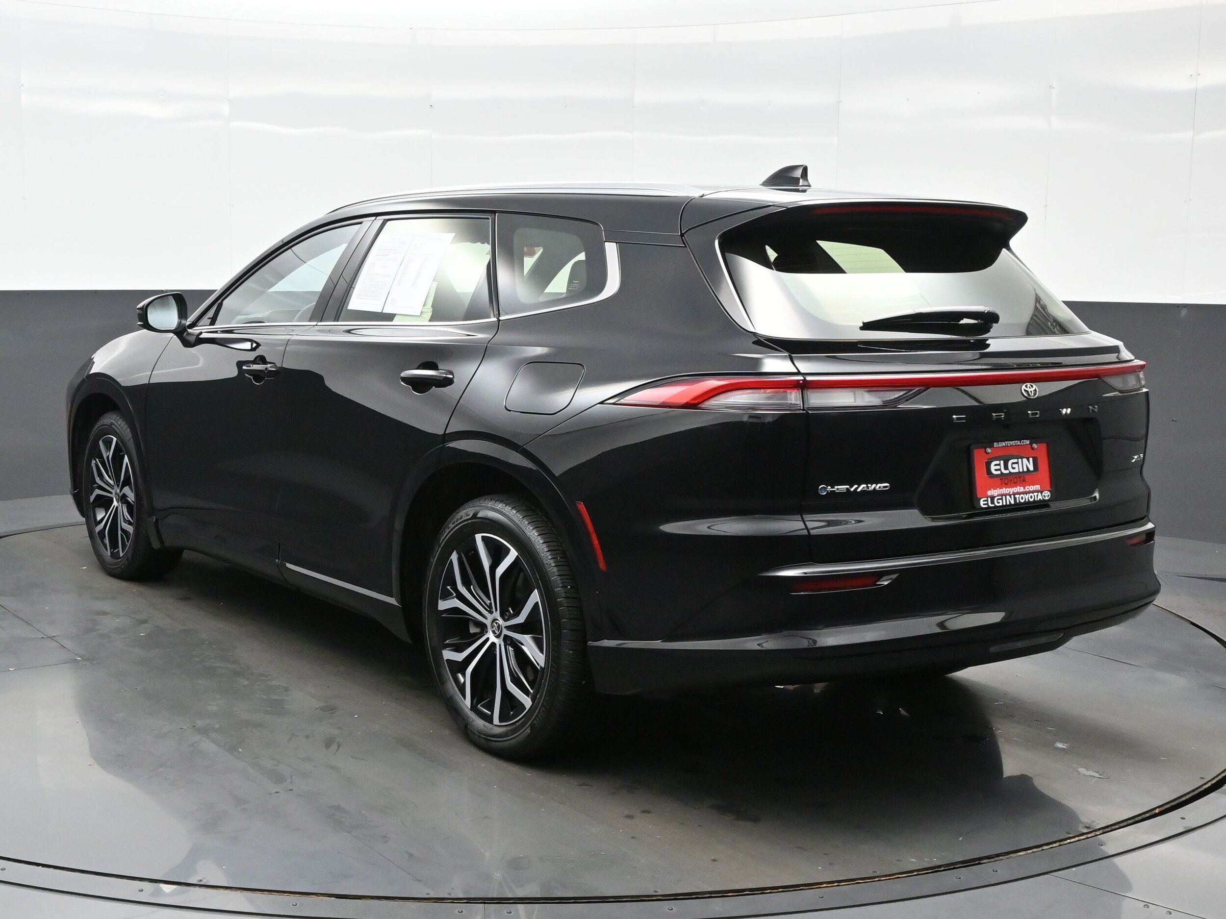 2025 Toyota Crown Signia XLE photo 4