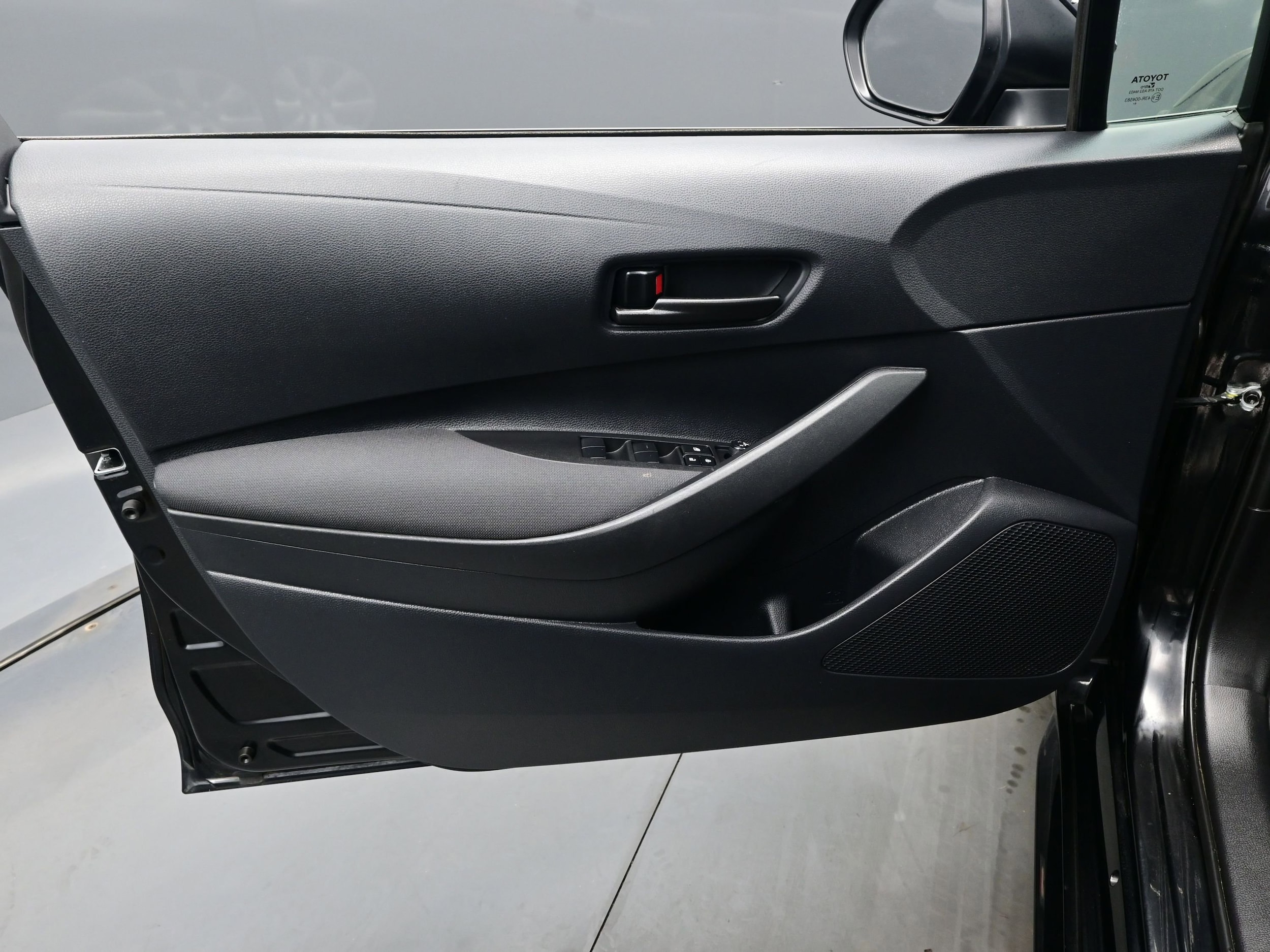 2025 Toyota Corolla LE - Photo 9