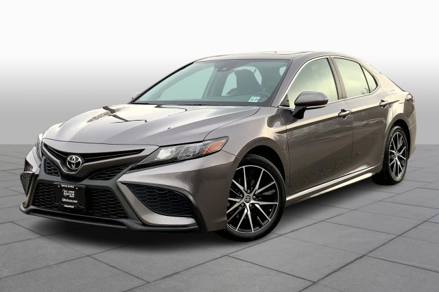 2022 Toyota Camry SE's photo