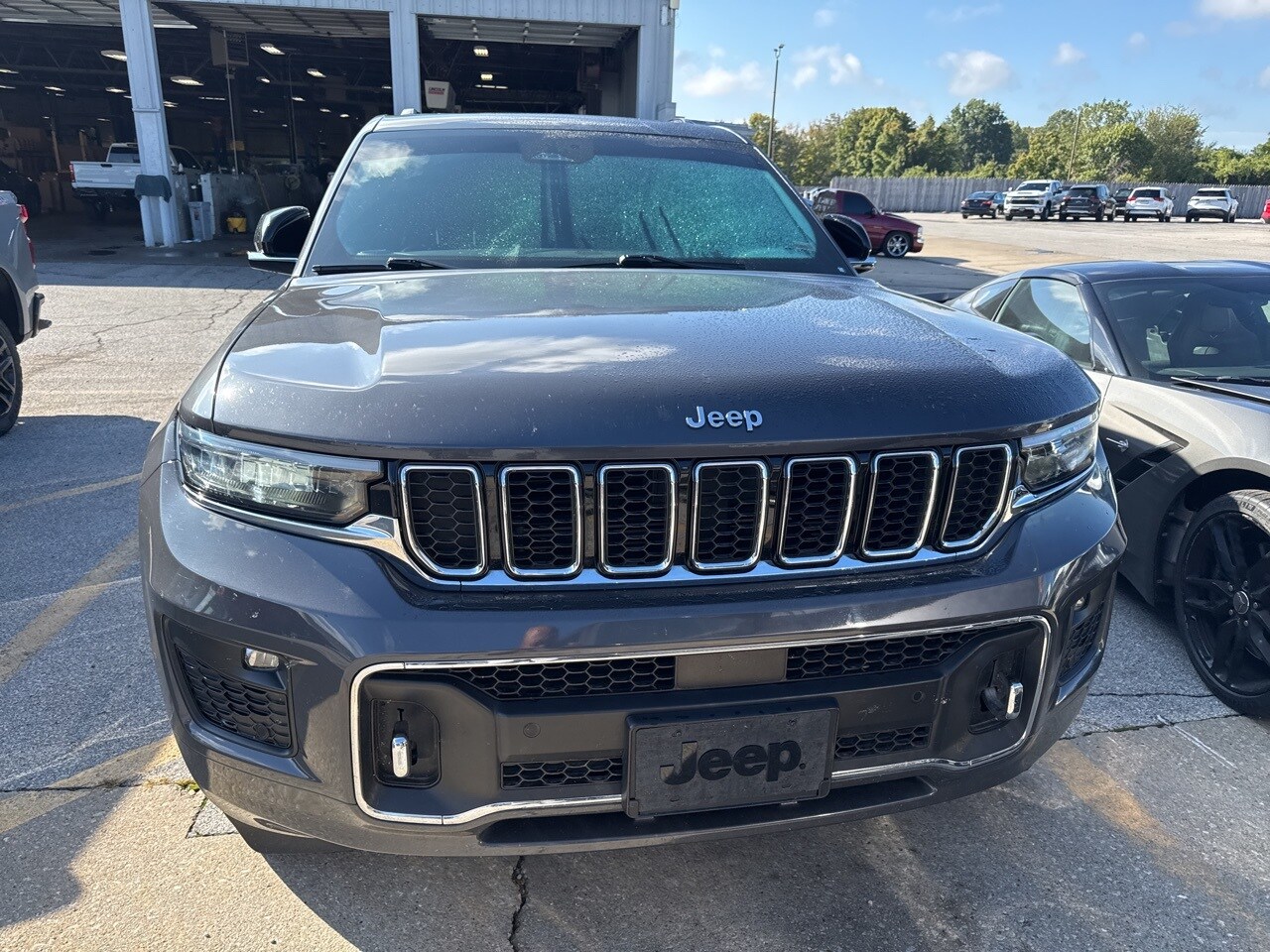 2023 Jeep Grand Cherokee Overland photo 2