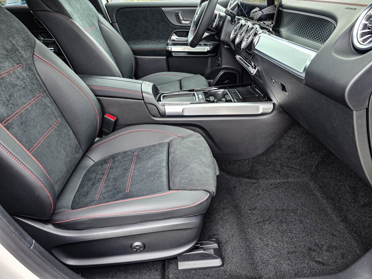 EQB 300 4MATIC SUV