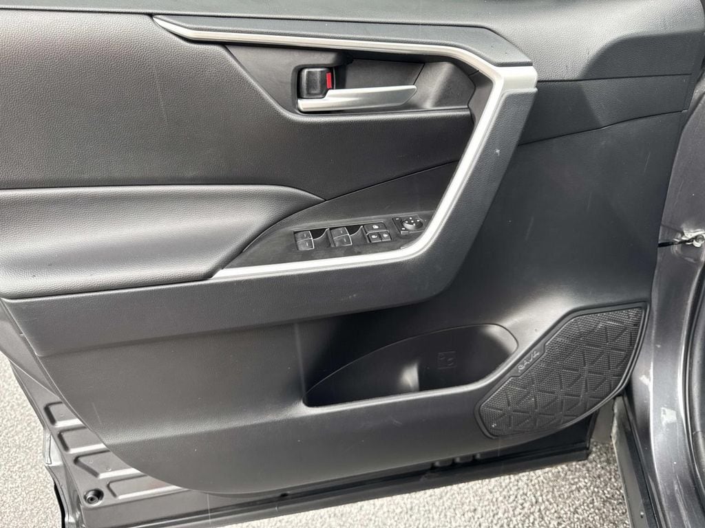 2025 Toyota RAV4 XLE - Photo 25