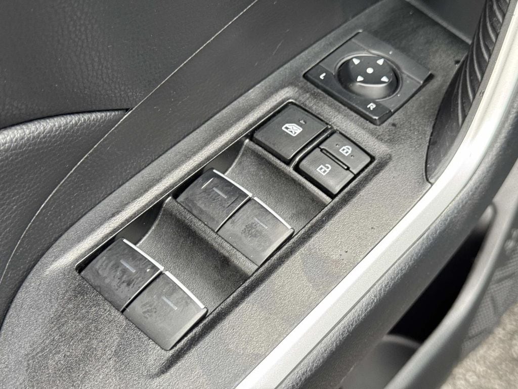 2025 Toyota RAV4 XLE - Photo 26