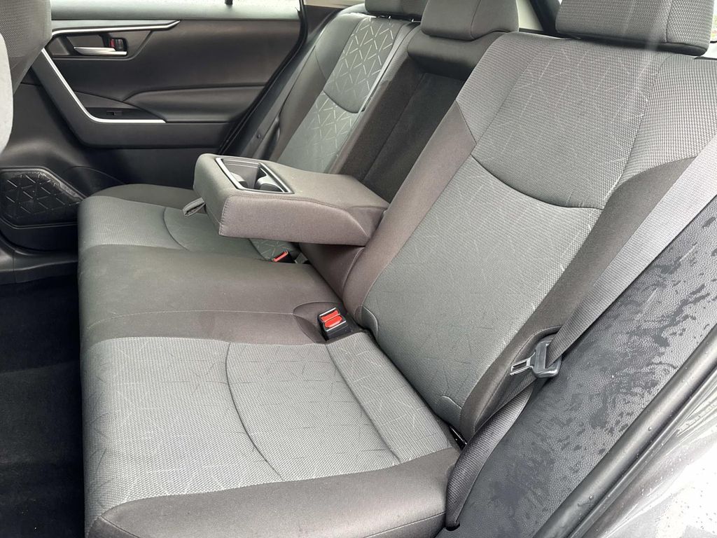2025 Toyota RAV4 XLE - Photo 19