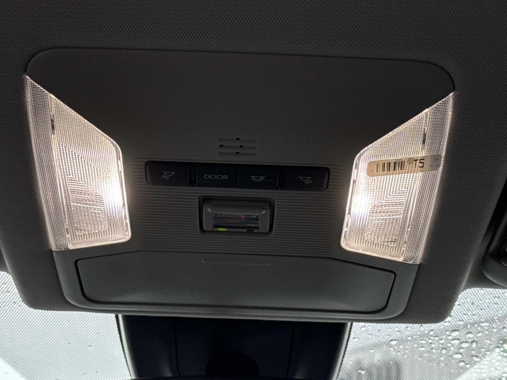 2025 Toyota RAV4 XLE - Photo 16