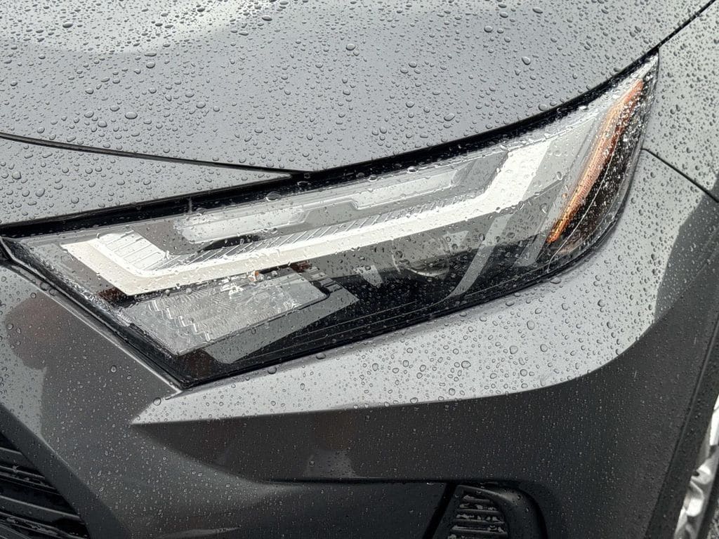 2025 Toyota RAV4 XLE - Photo 9