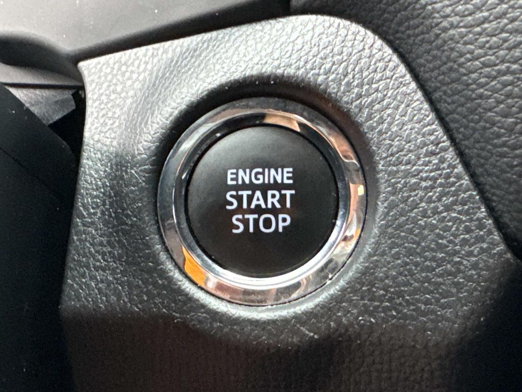 2025 Toyota RAV4 XLE - Photo 34