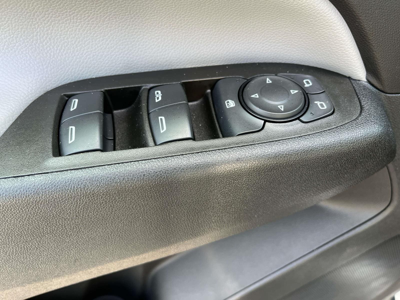 2023 Chevrolet Equinox LS - Photo 27