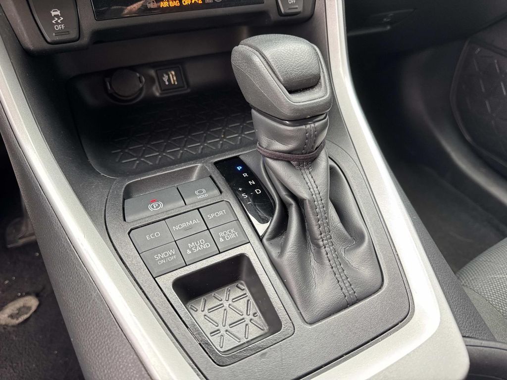 2025 Toyota RAV4 XLE - Photo 37