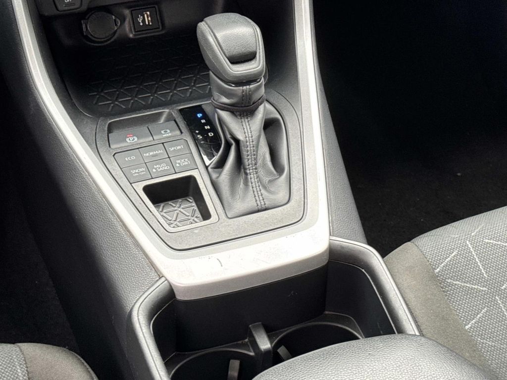 2025 Toyota RAV4 XLE - Photo 15