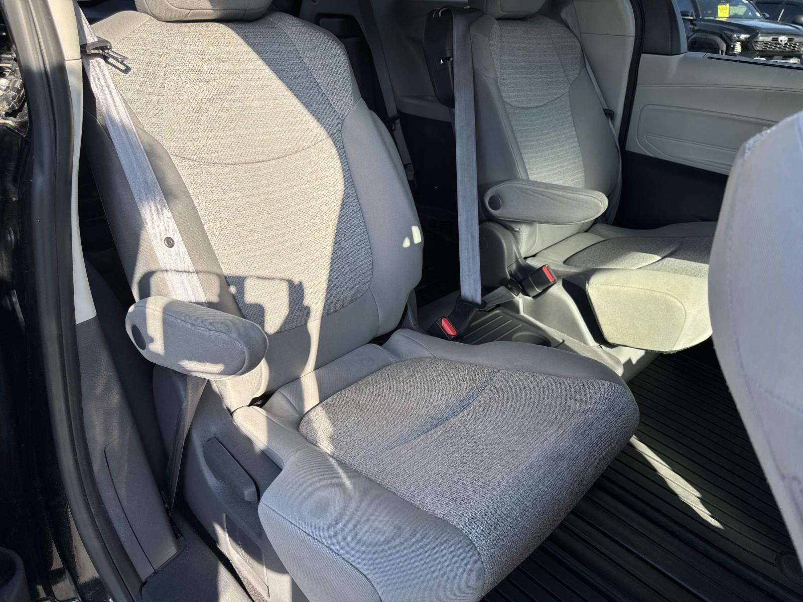 2021 Toyota Sienna LE - Photo 21