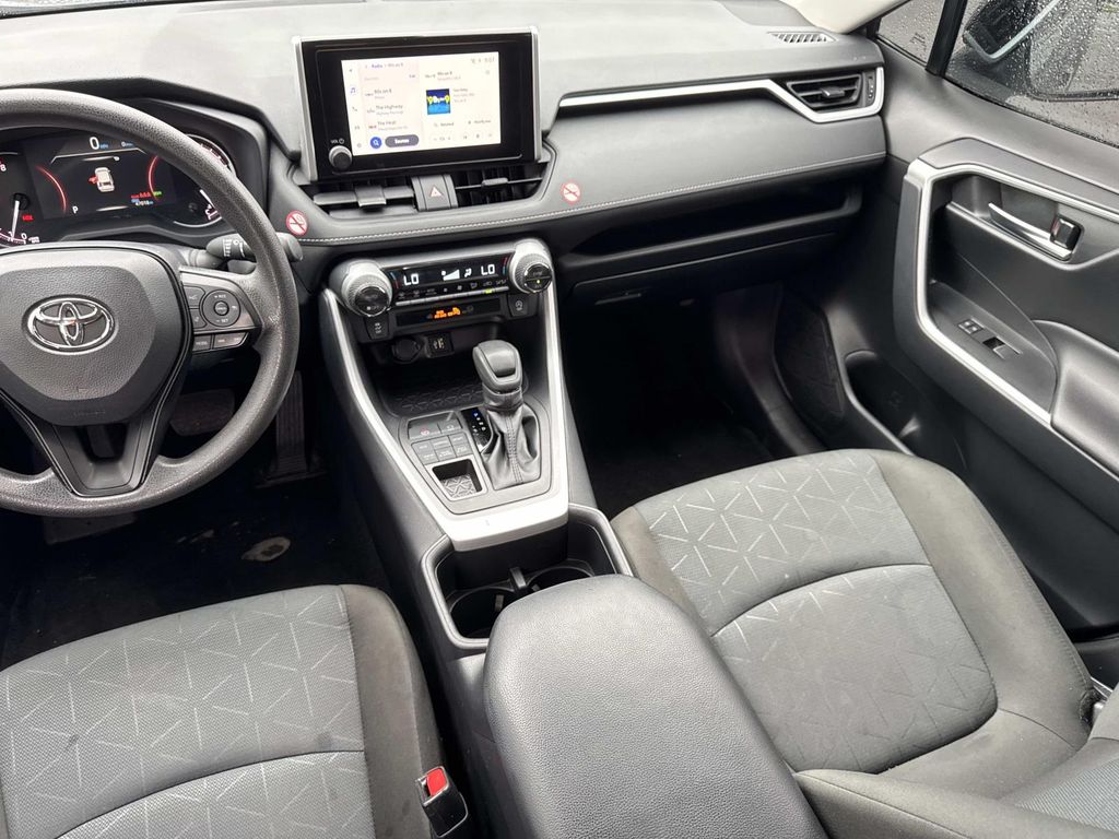 2025 Toyota RAV4 XLE - Photo 13