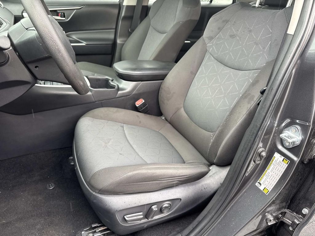 2025 Toyota RAV4 XLE - Photo 27