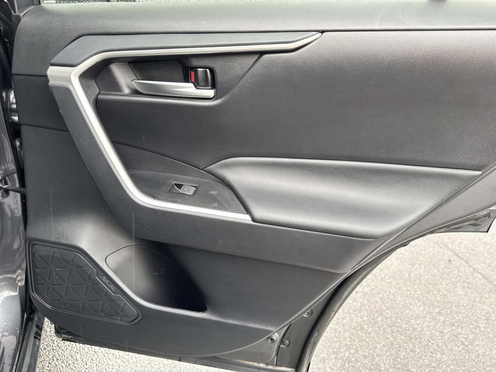 2025 Toyota RAV4 XLE - Photo 20