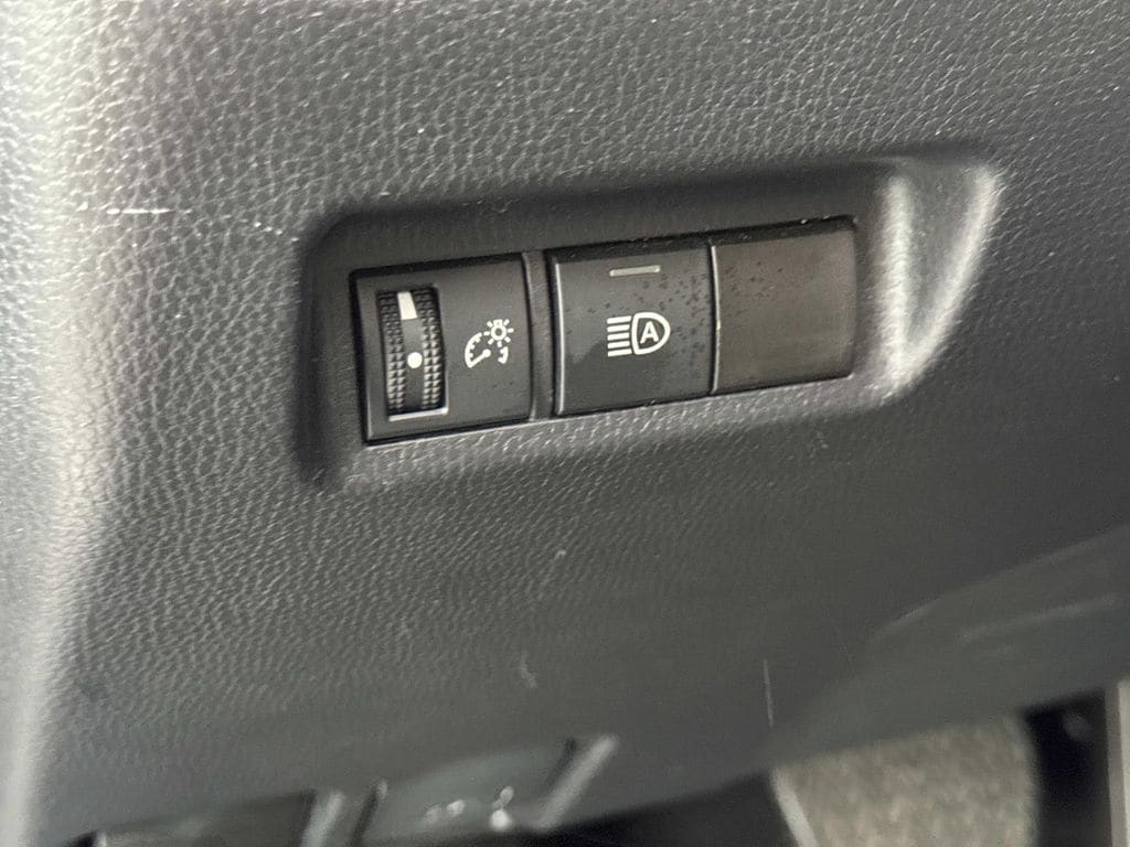 2025 Toyota RAV4 XLE - Photo 29
