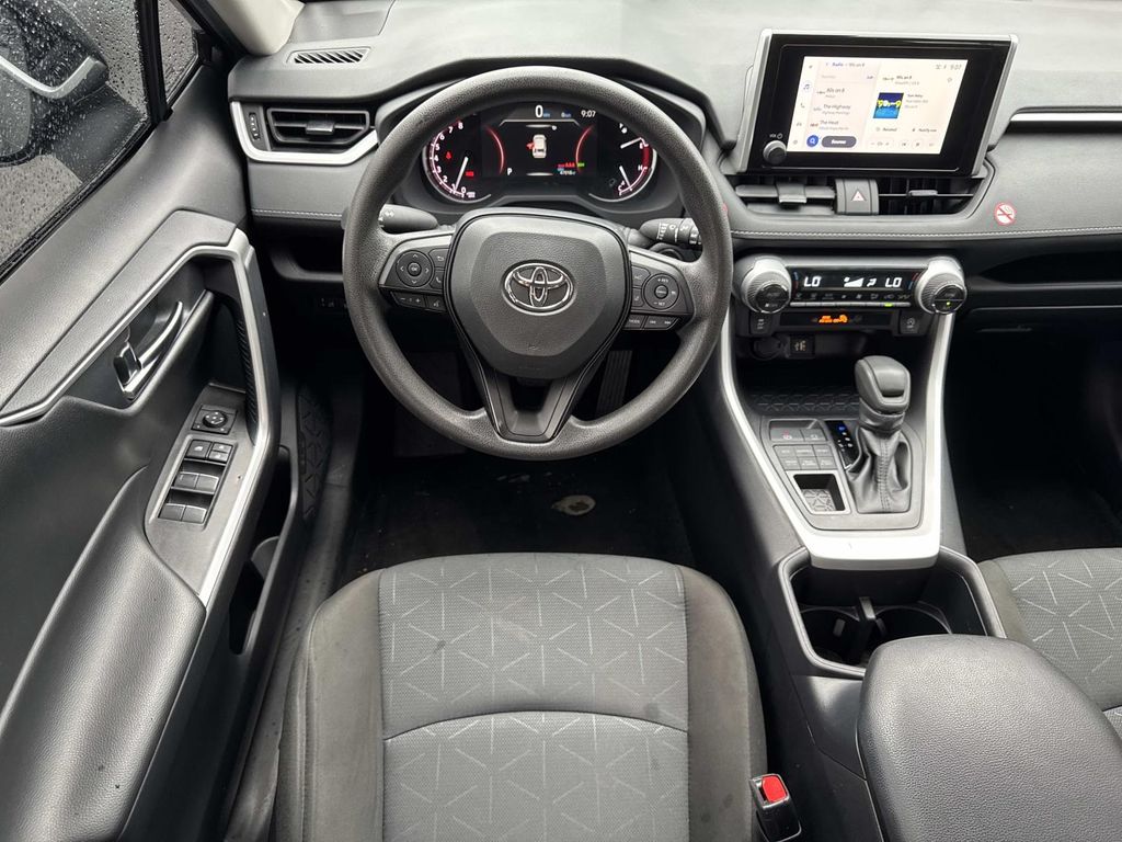 2025 Toyota RAV4 XLE - Photo 12