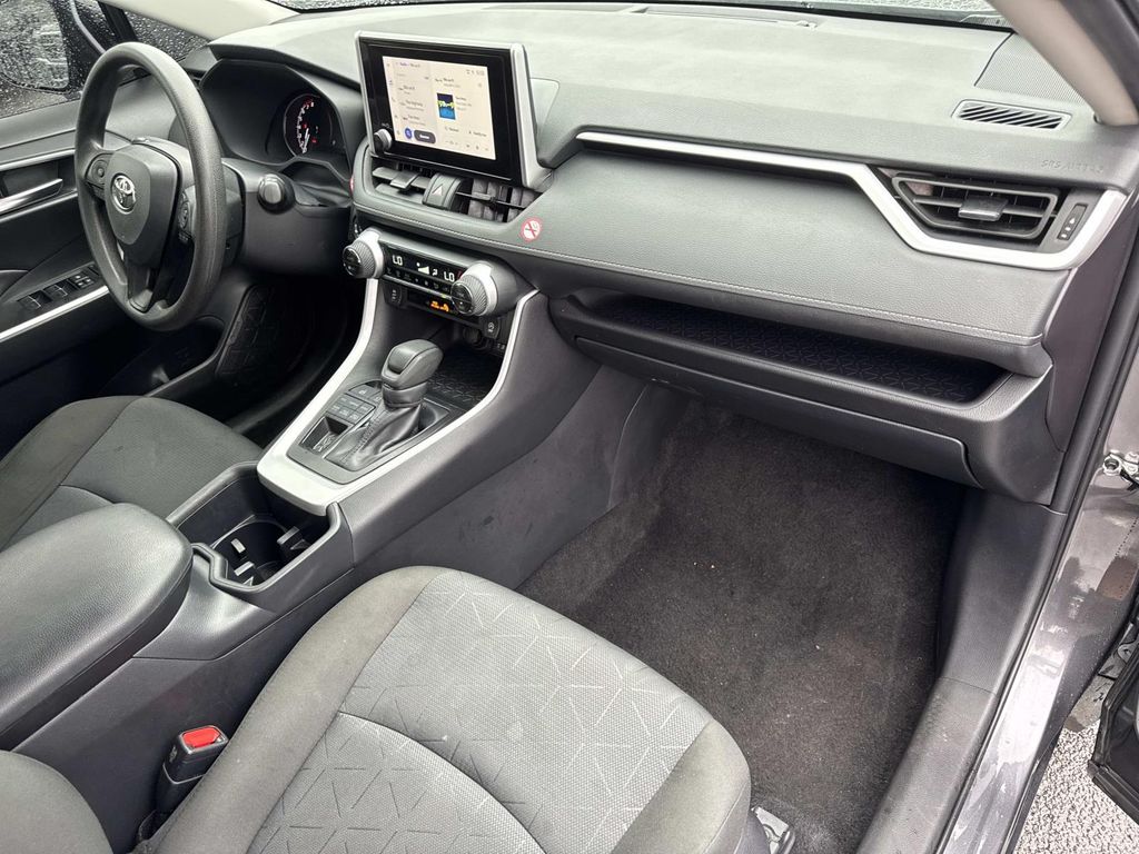 2025 Toyota RAV4 XLE - Photo 23