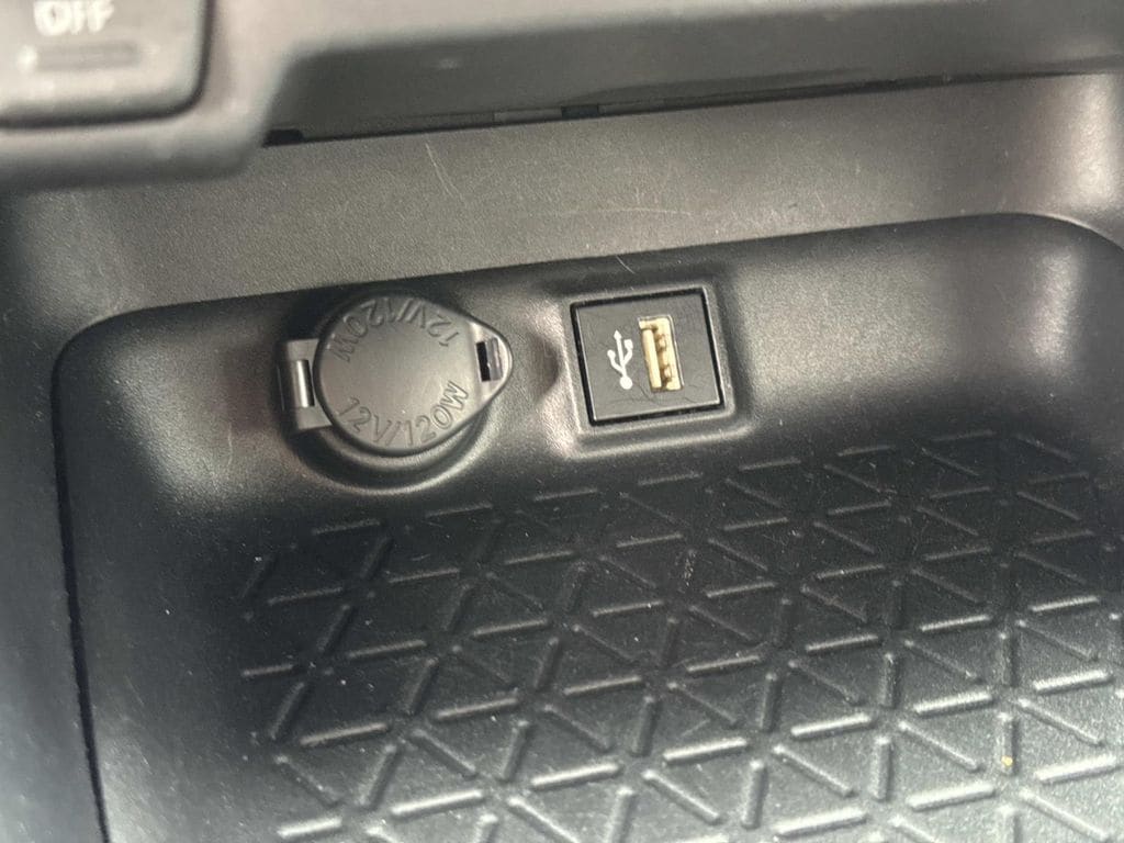 2025 Toyota RAV4 XLE - Photo 36