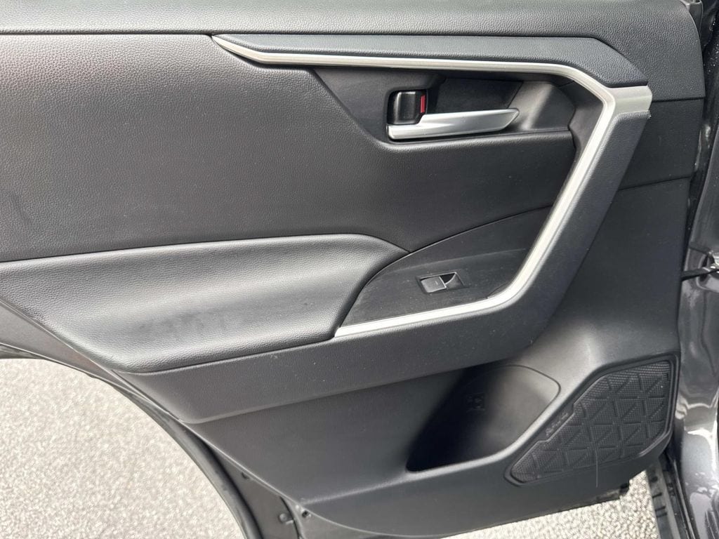 2025 Toyota RAV4 XLE - Photo 18