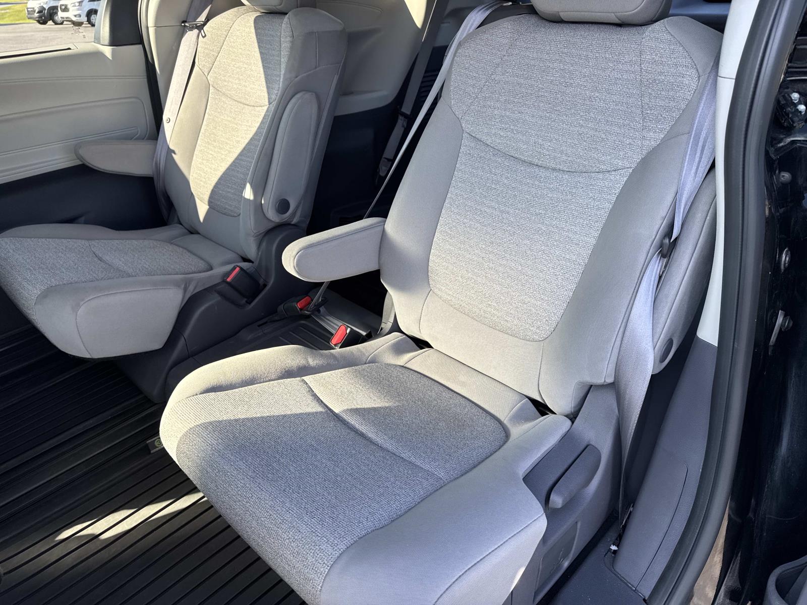 2021 Toyota Sienna LE - Photo 20
