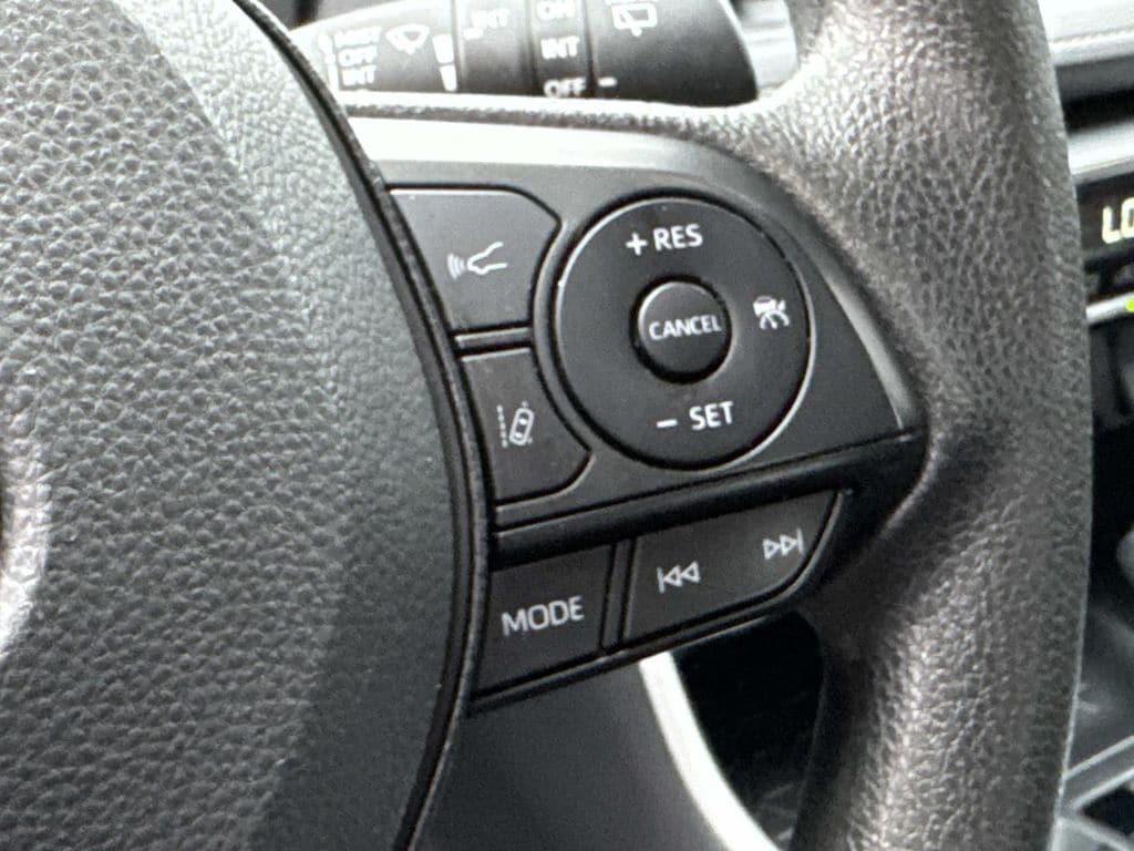 2025 Toyota RAV4 XLE - Photo 31