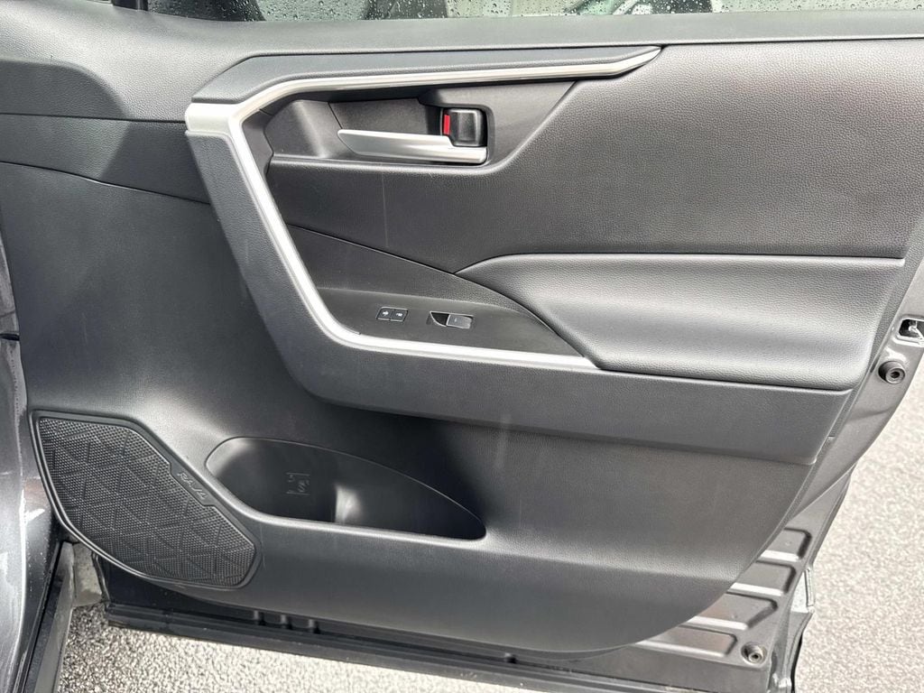 2025 Toyota RAV4 XLE - Photo 22