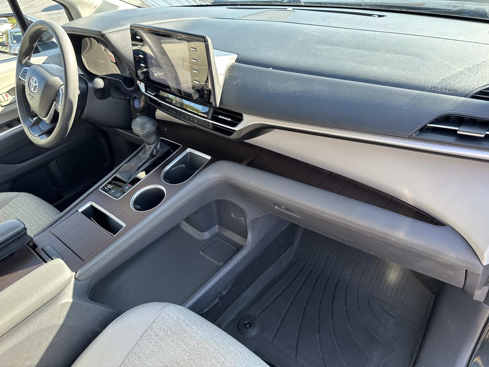 2021 Toyota Sienna LE - Photo 23