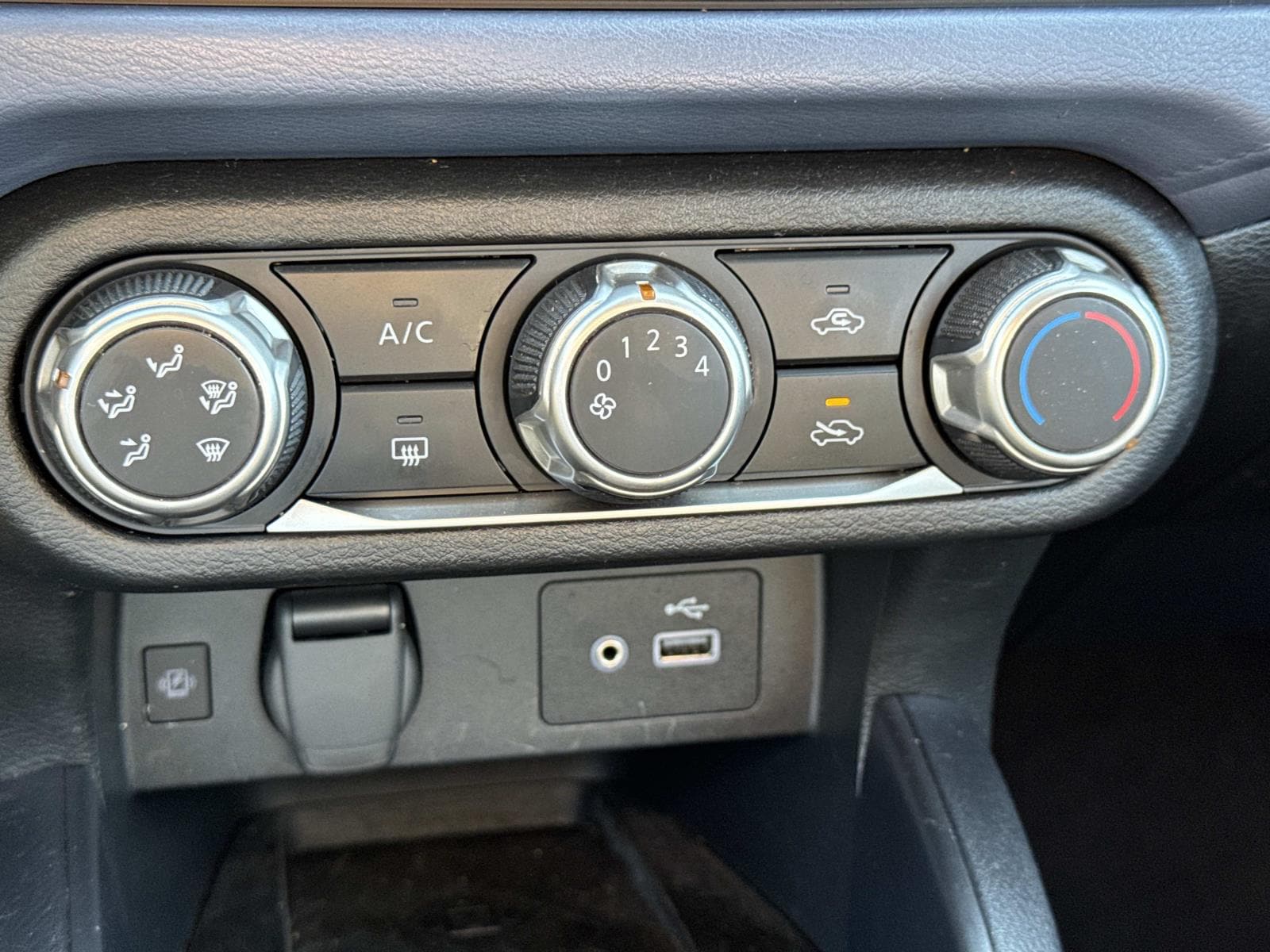 2024 Nissan Versa Sedan SV - Photo 32