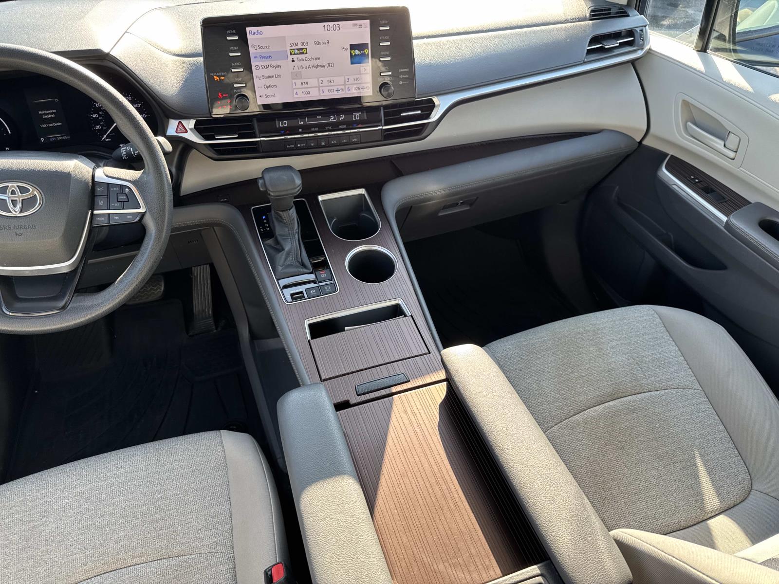 2021 Toyota Sienna LE - Photo 14