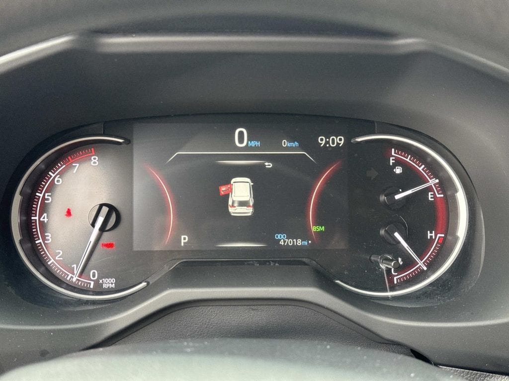 2025 Toyota RAV4 XLE - Photo 39