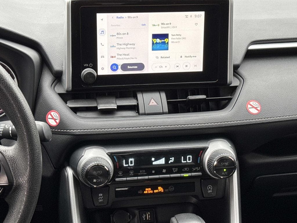 2025 Toyota RAV4 XLE - Photo 14