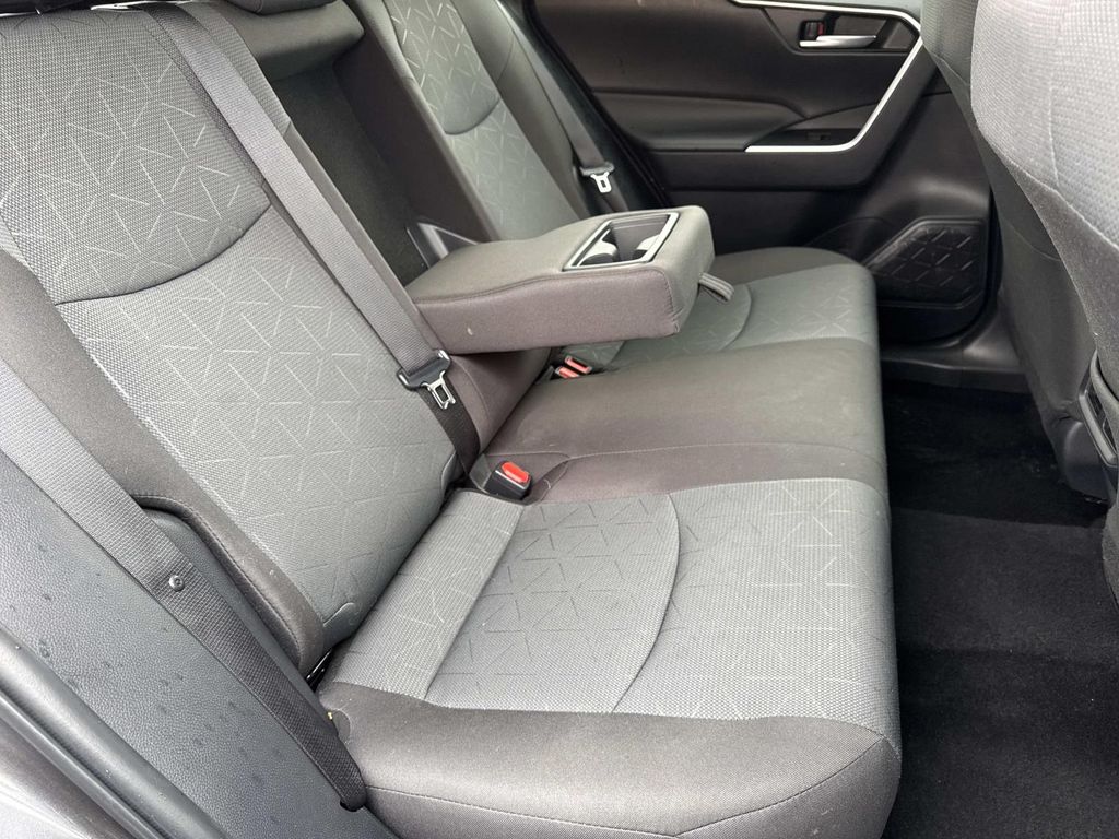 2025 Toyota RAV4 XLE - Photo 21